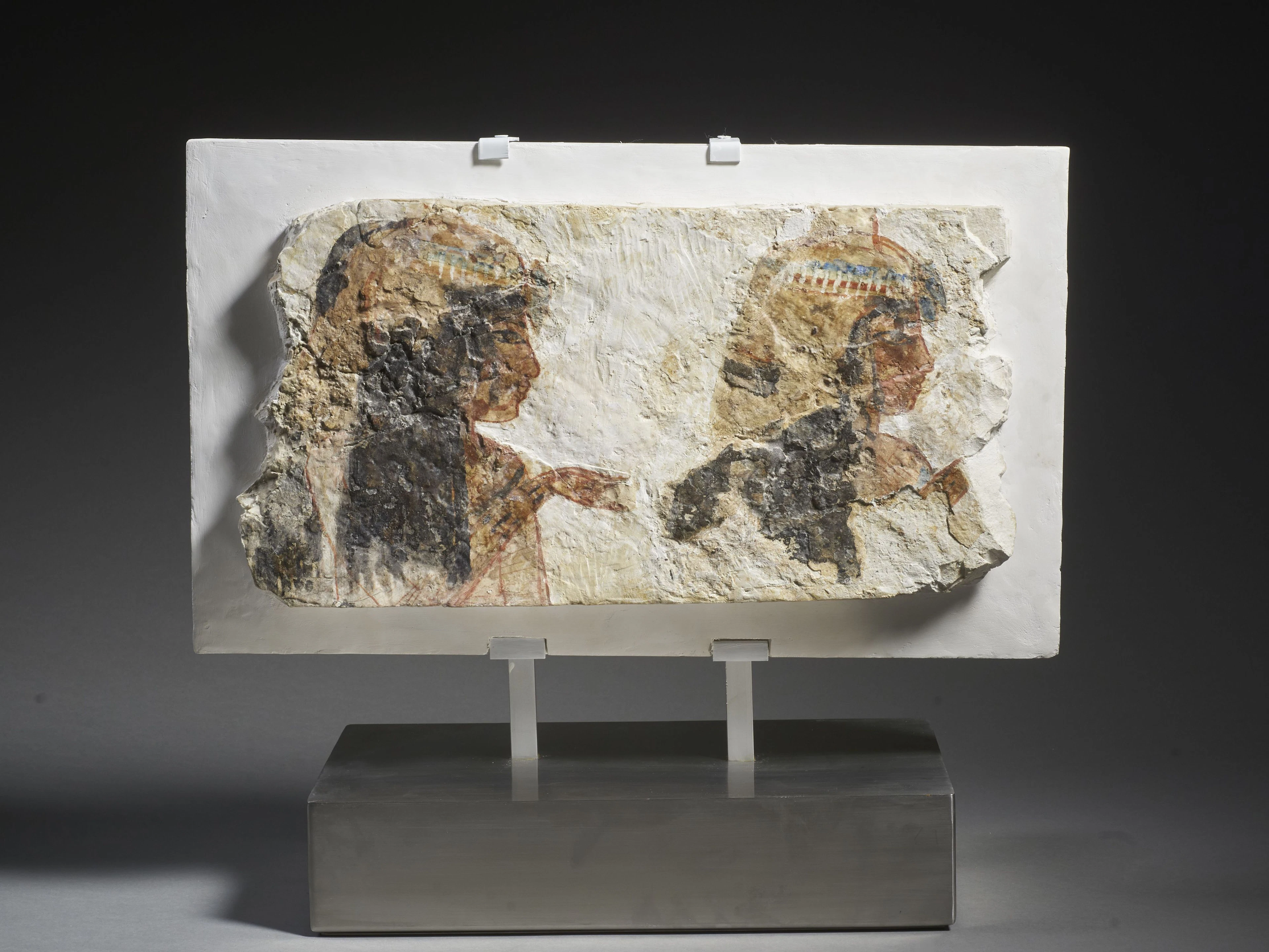FRAGMENT DE PAROI EN CALCAIRE STUQUÉ POLYCHROME Art égyptien