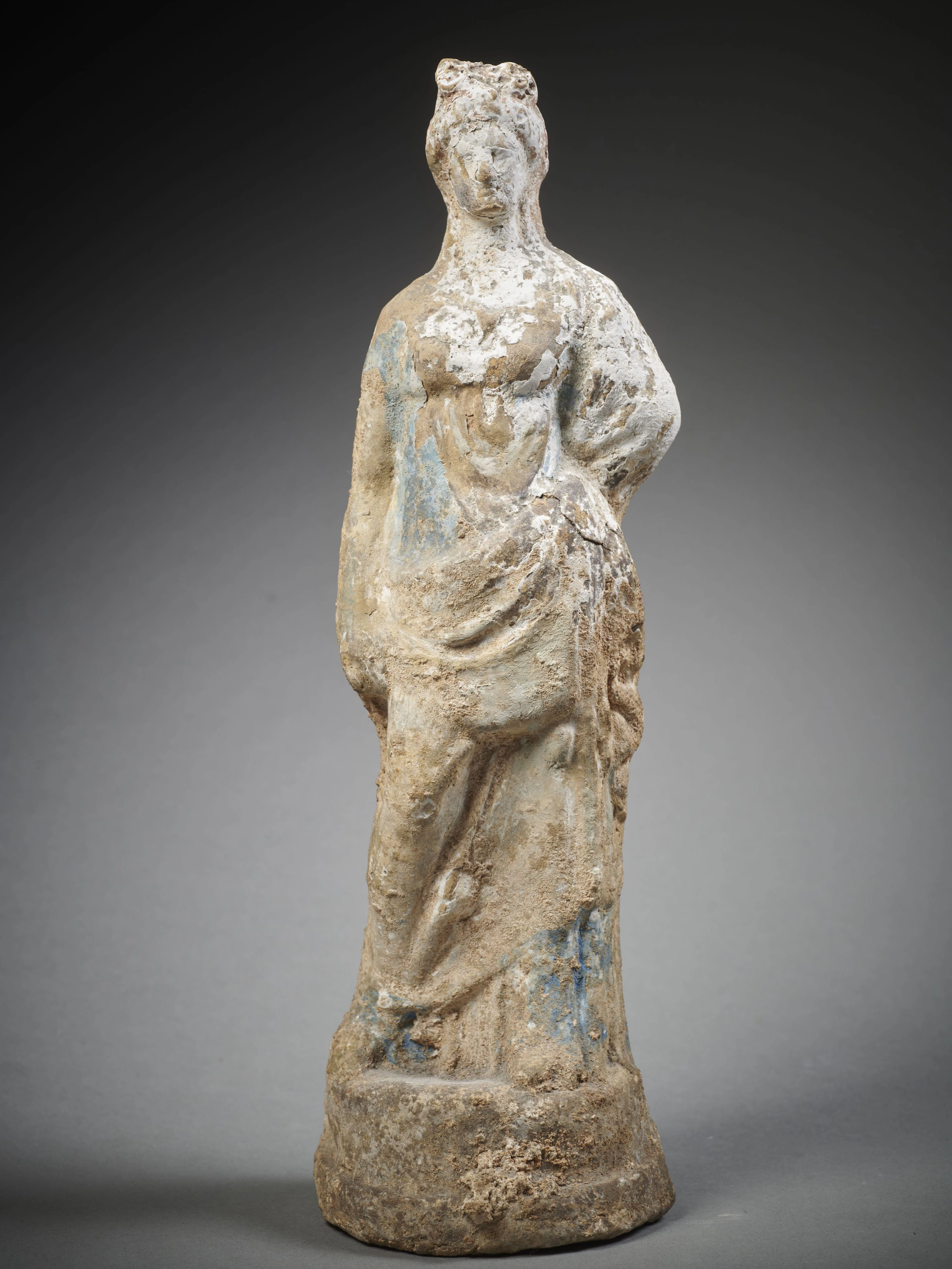 STATUETTE FÉMININE EN TERRE CUITE Art grec