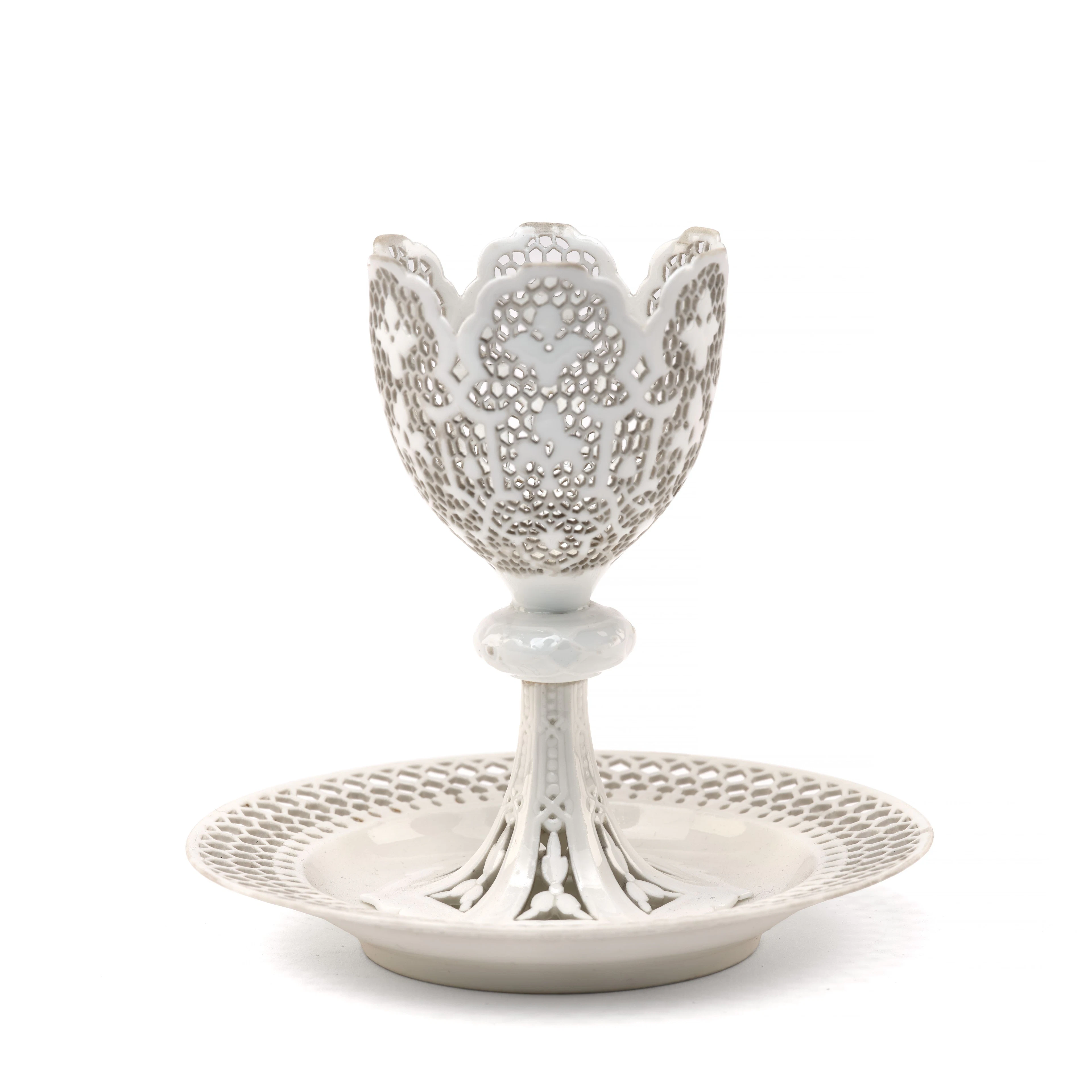 UN ZARF ET UNE SOUCOUPE EN PORCELAINE DE SÈVRES DE LA FIN...