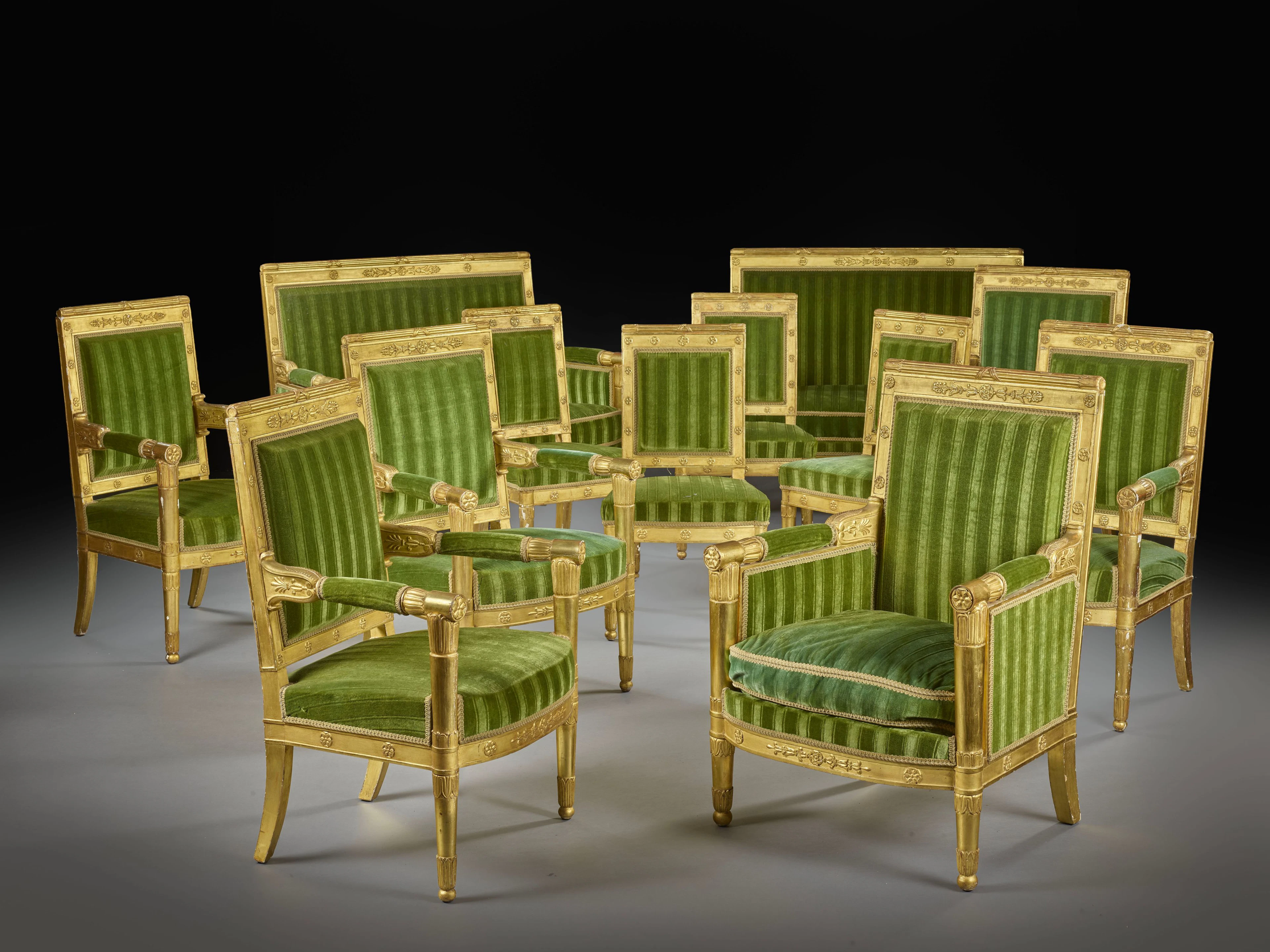 MOBILIER DE SALON DE STYLE EMPIRE En bois sculpté et doré