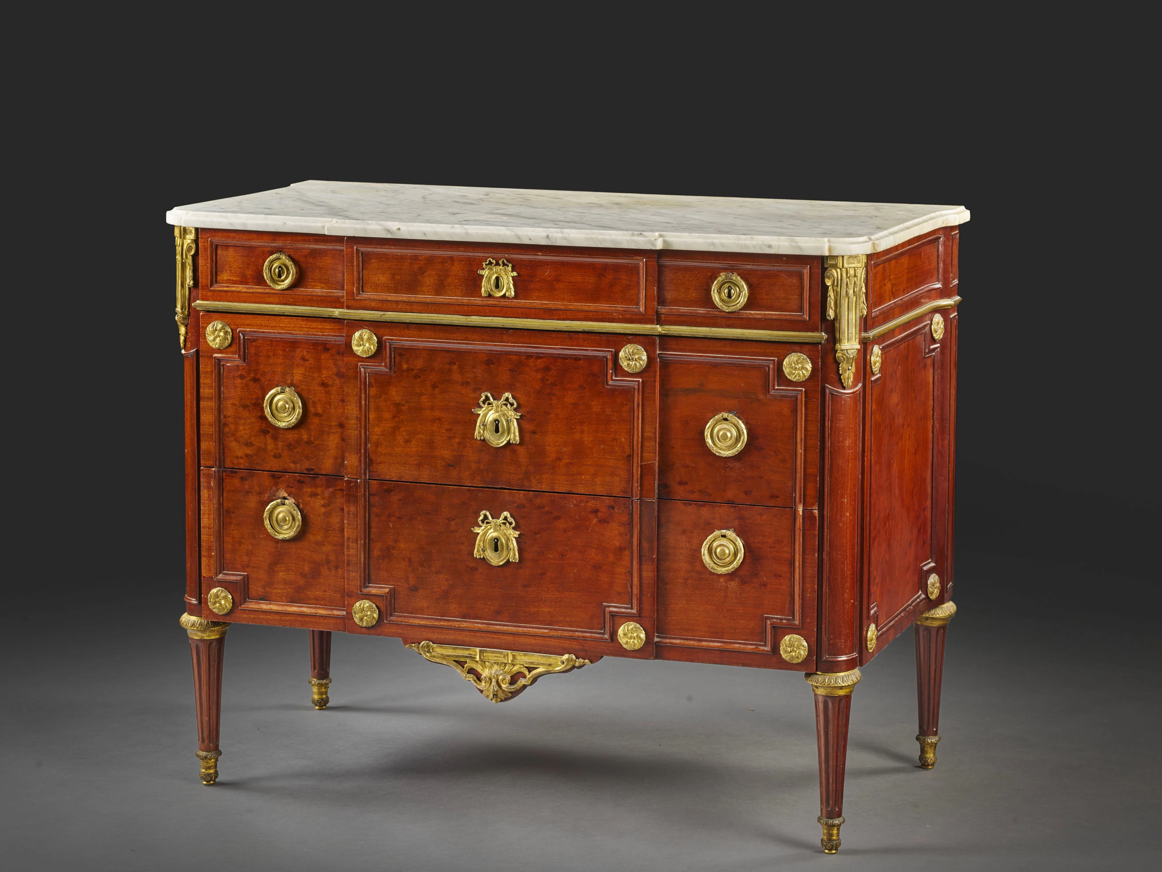 Commode d’époque Louis XVI Estampille de Jean-Henri...