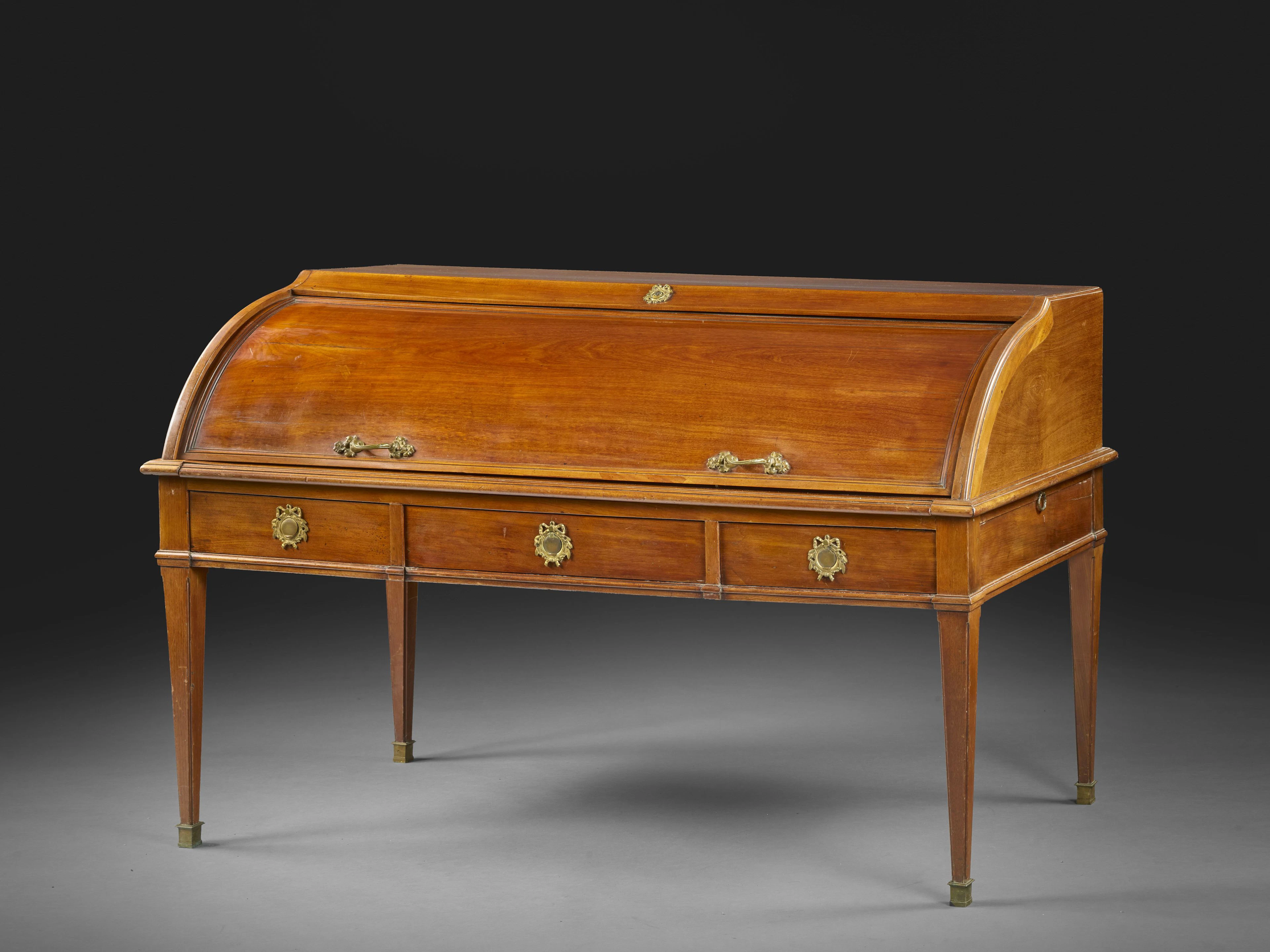 BUREAU À CYLINDRE D'ÉPOQUE LOUIS XVI Estampille de Jean-Henri Riesener