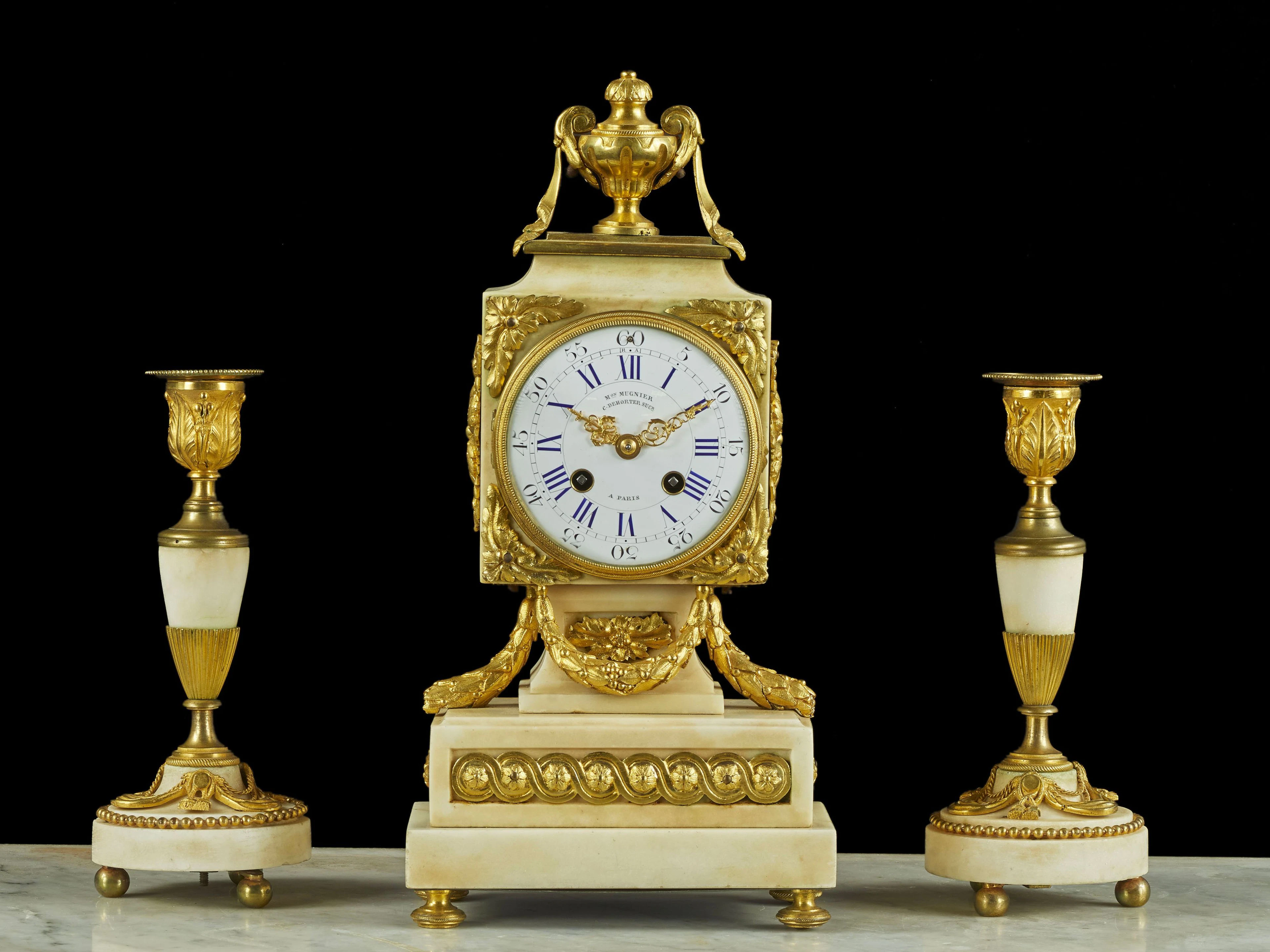 GARNITURE DE CHEMINÉE DE STYLE LOUIS XVI