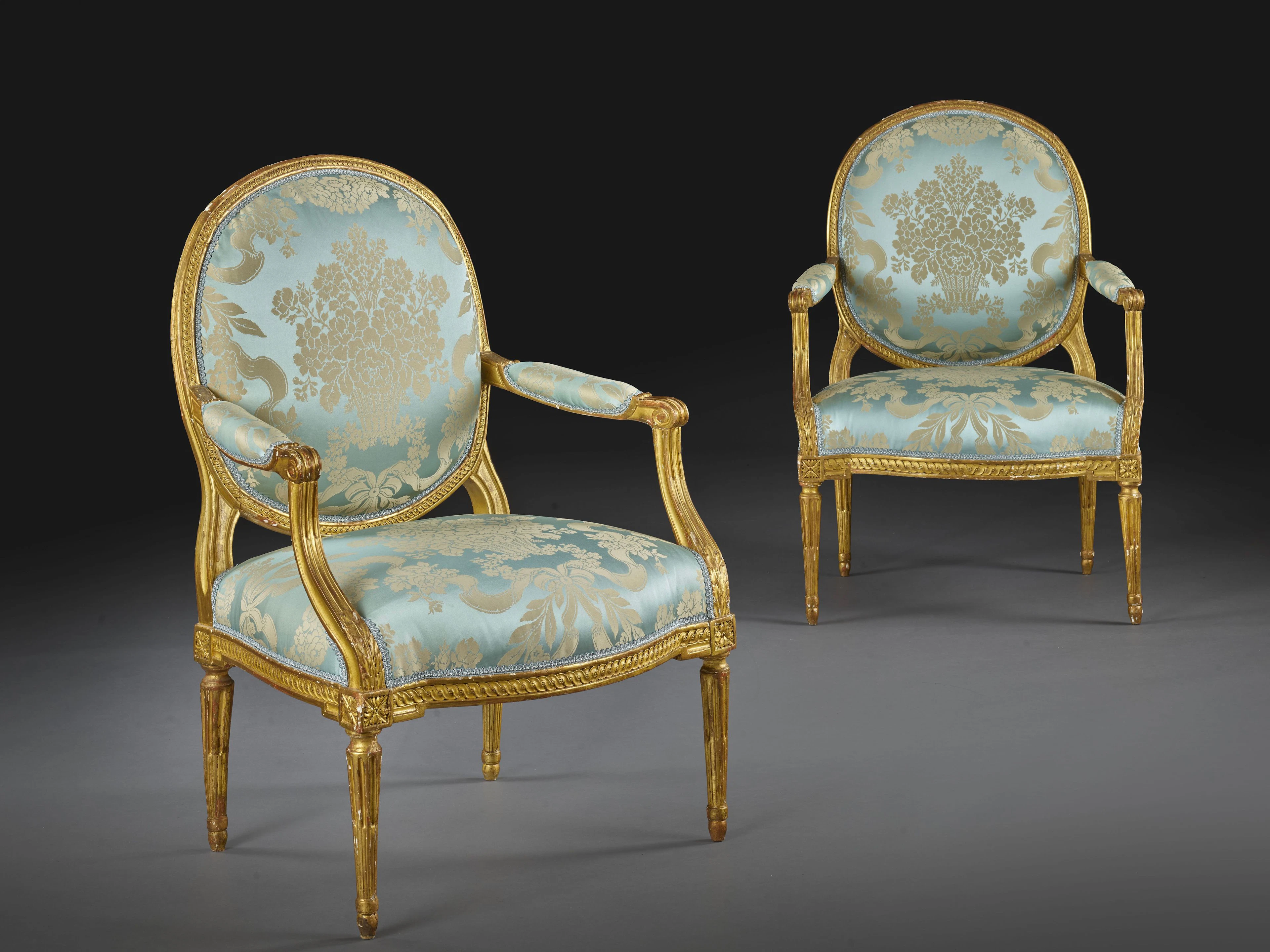PAIRE DE FAUTEUILS À LA REINE D'ÉPOQUE LOUIS XVI...