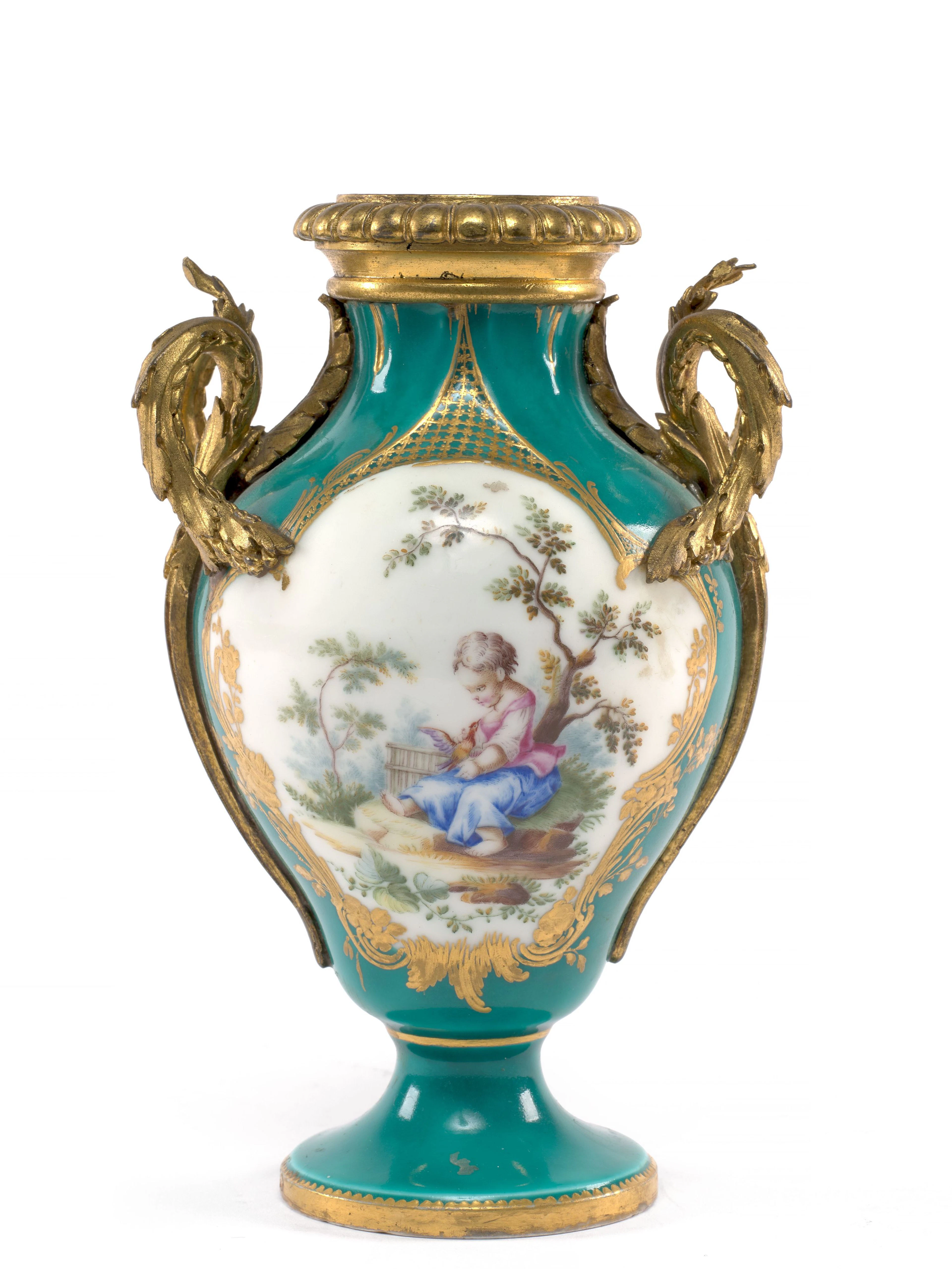 VASE À OREILLES EN PORCELAINE TENDRE DE SÈVRES DU XVIIIe SIÈCLE