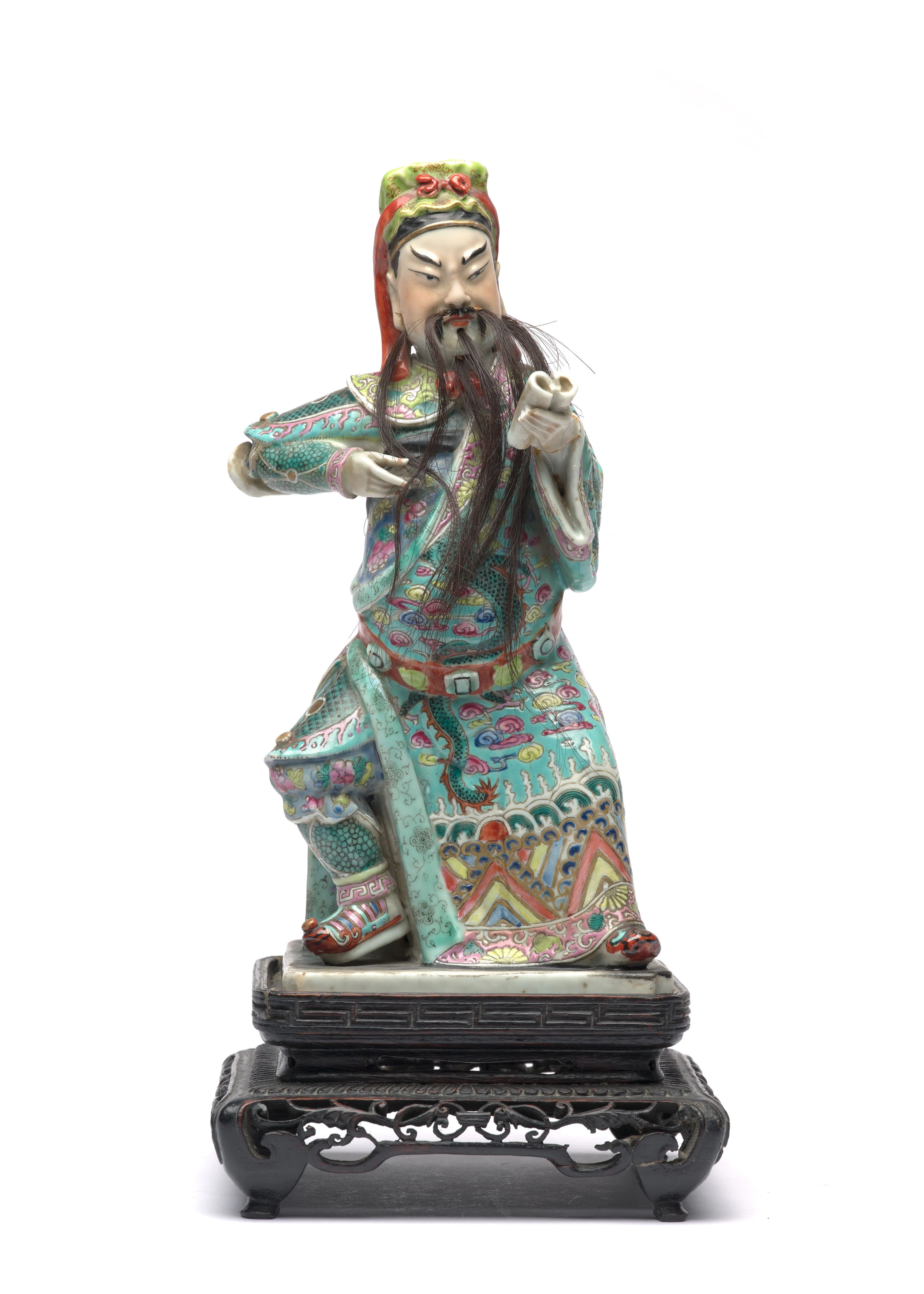 STATUETTE DE DIGNITAIRE EN PORCELAINE FAMILLE ROSE