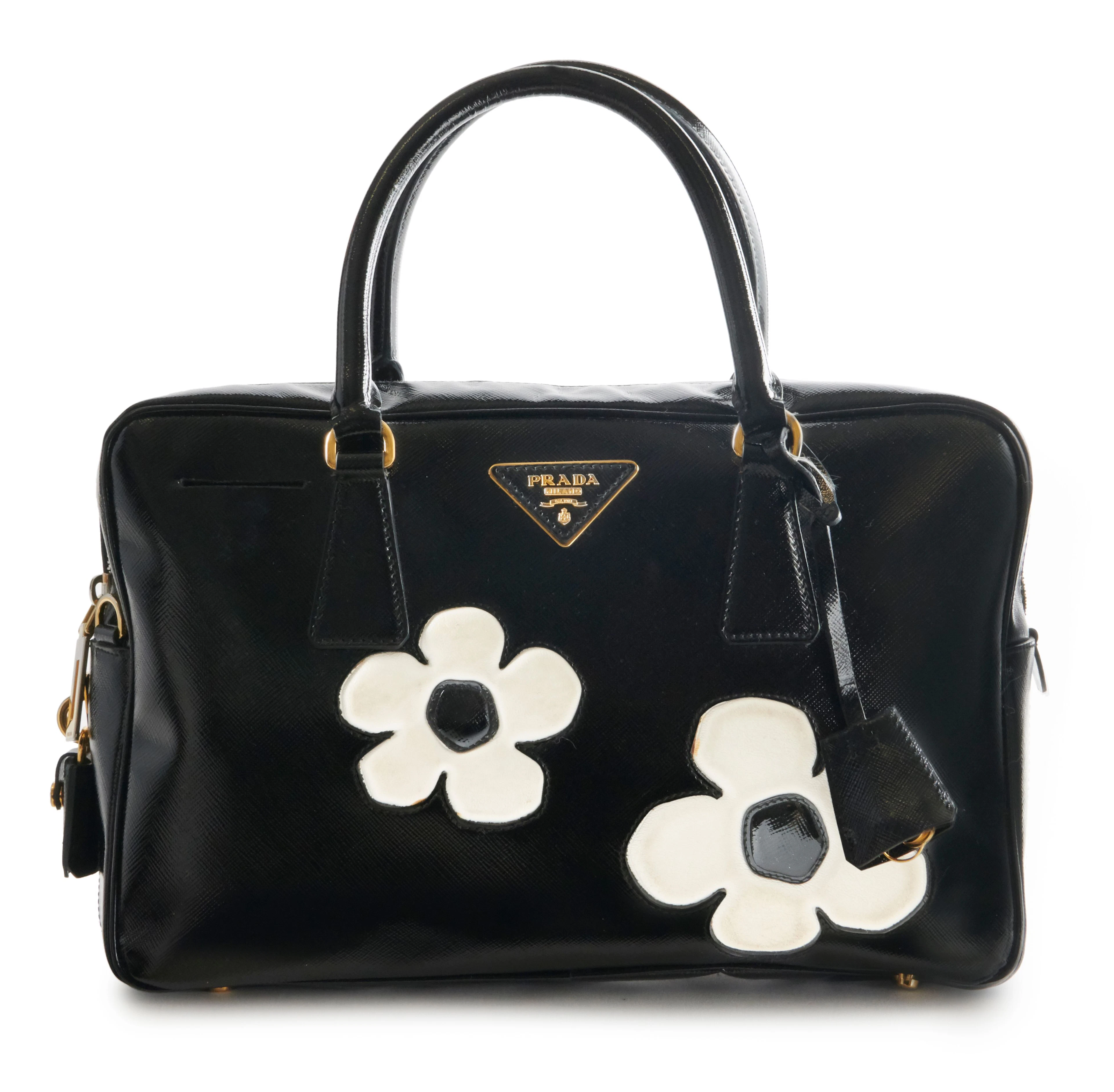 PRADA Sac à main Cuir verni noir et fleurs en cuir blanc...