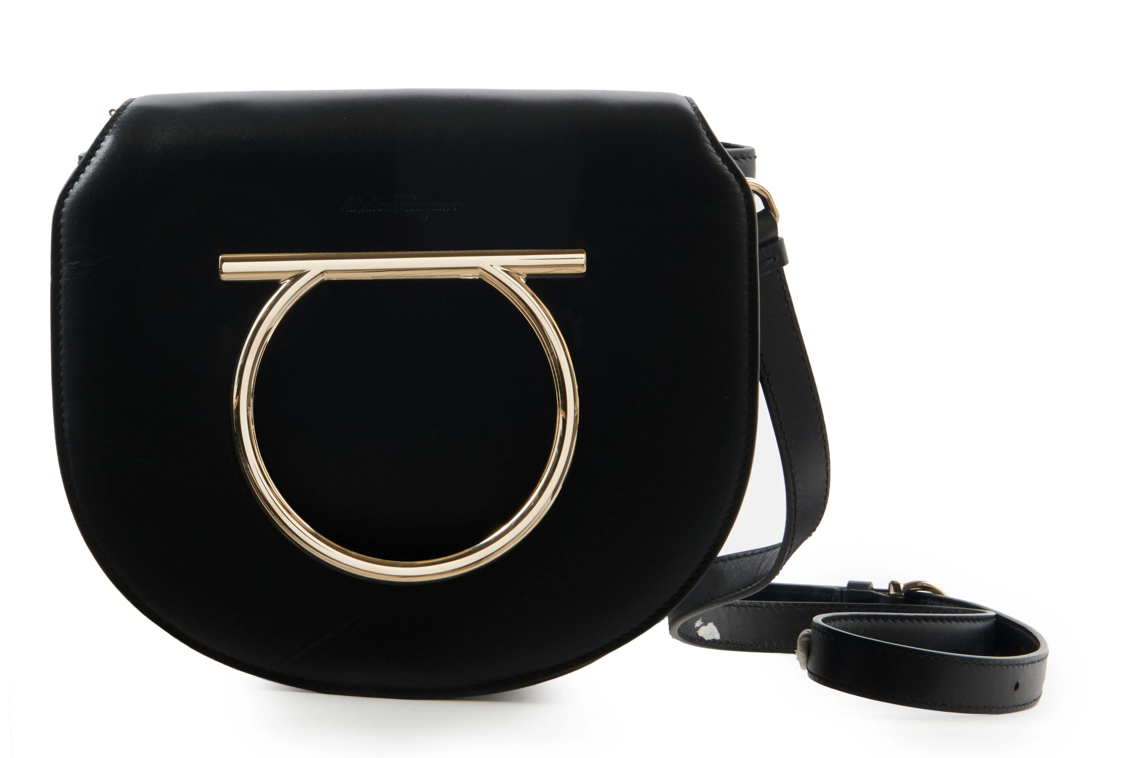 SALVATORE FERRAGAMO Sac Cuir noir Garniture métal doré...