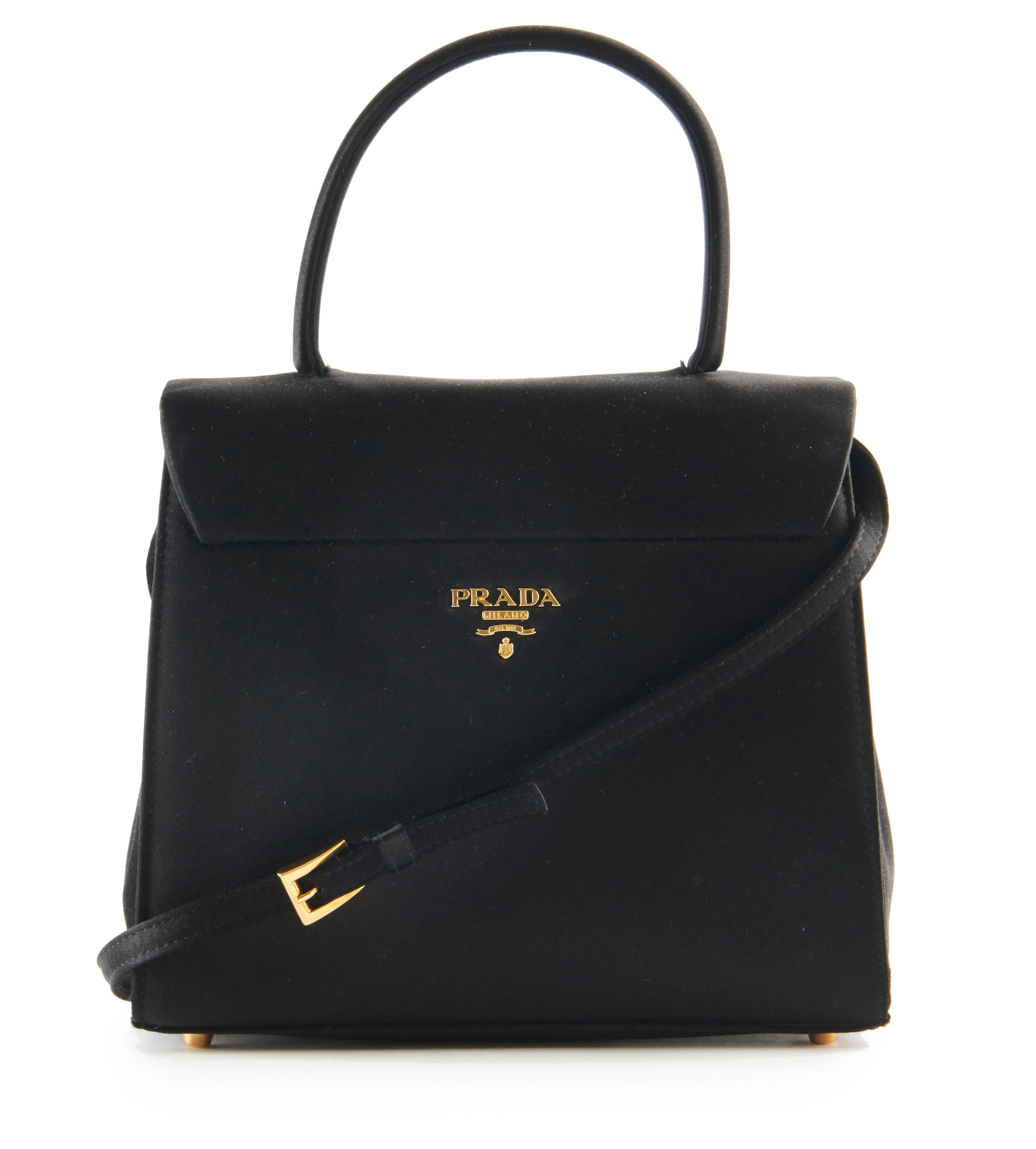 PRADA Sac Satin noir Garniture métal doré Dimensions : 20...