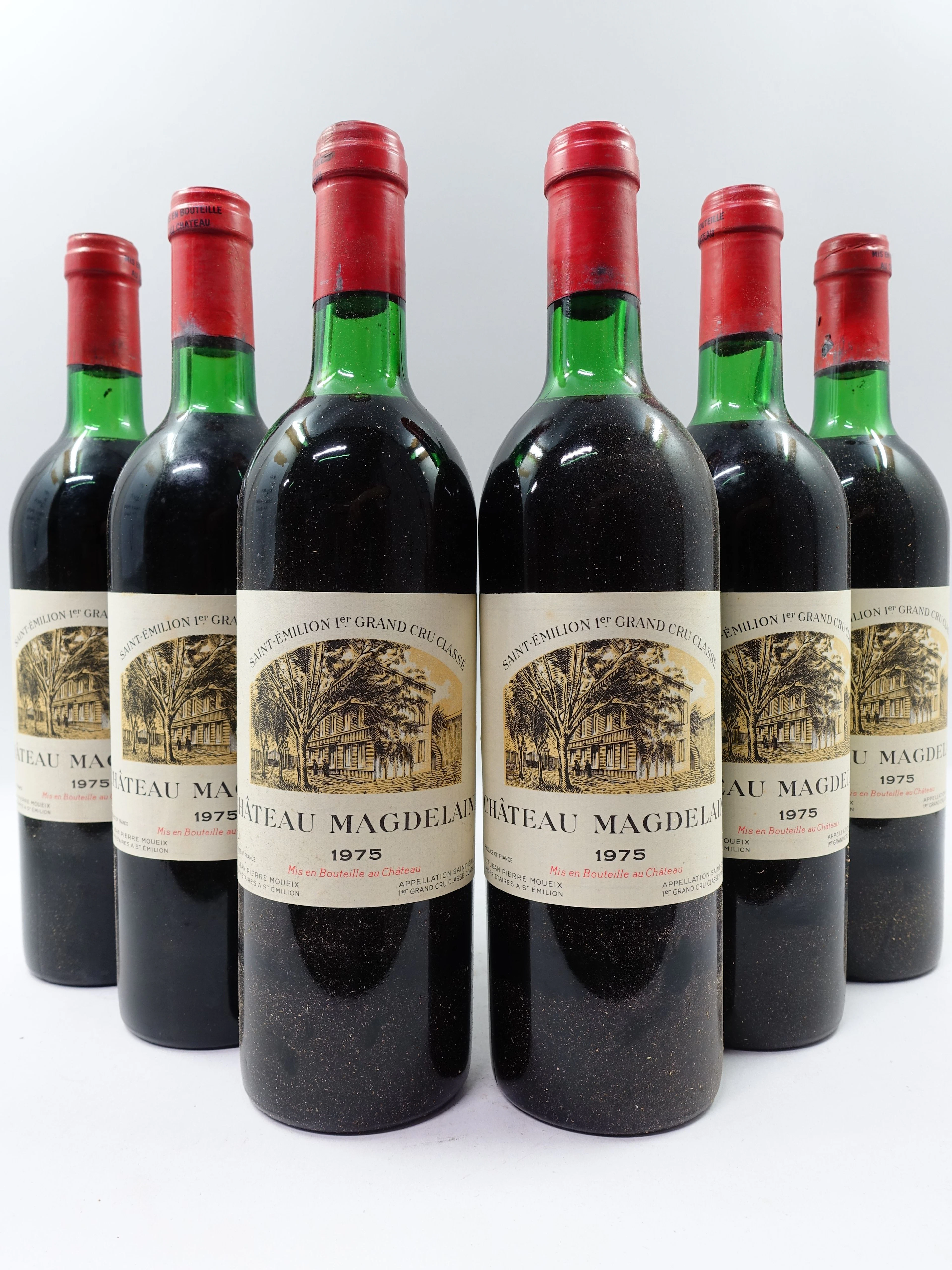10 bouteilles CHÂTEAU MAGDELAINE 1975 1er GCC (B) Saint Emilion (légèrement bas