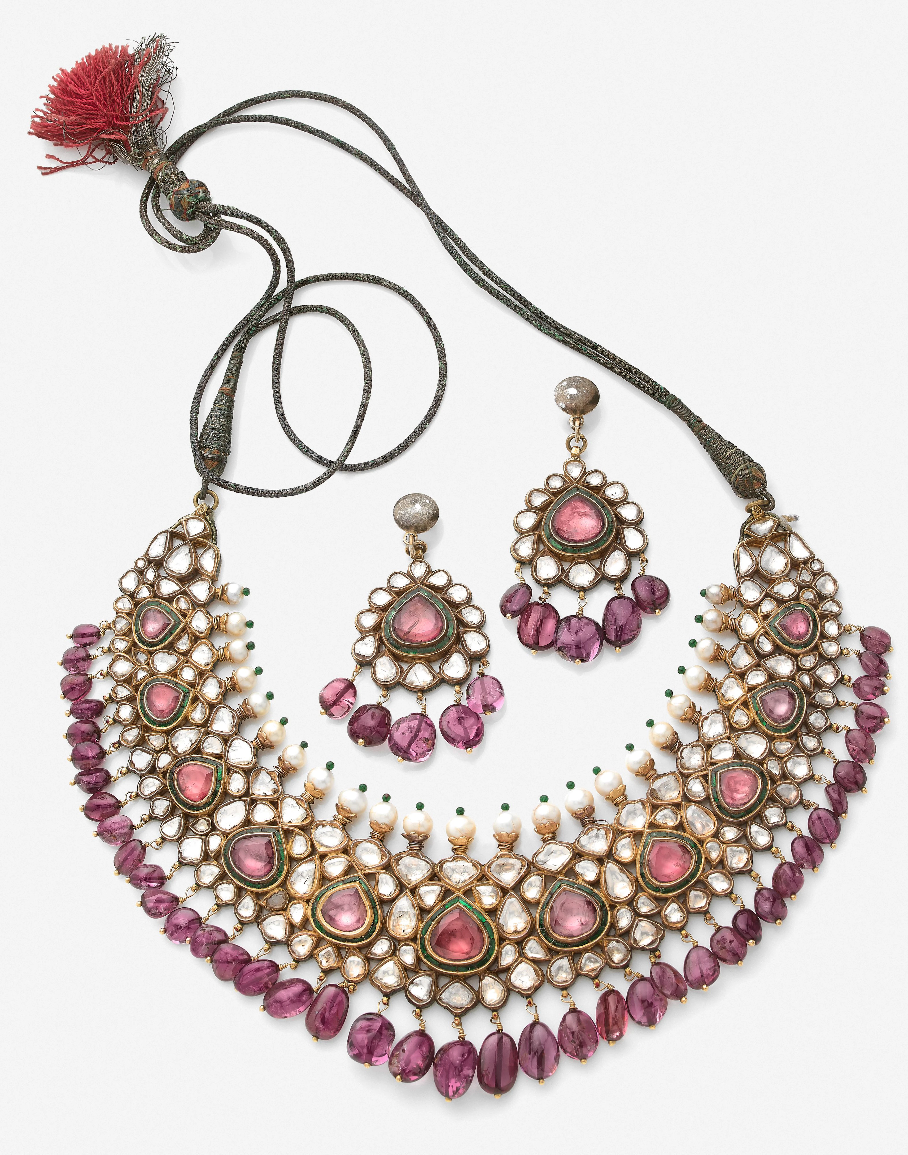 Parure Composée d'un collier et d'une paire de clips d'oreilles en or jaune 18k