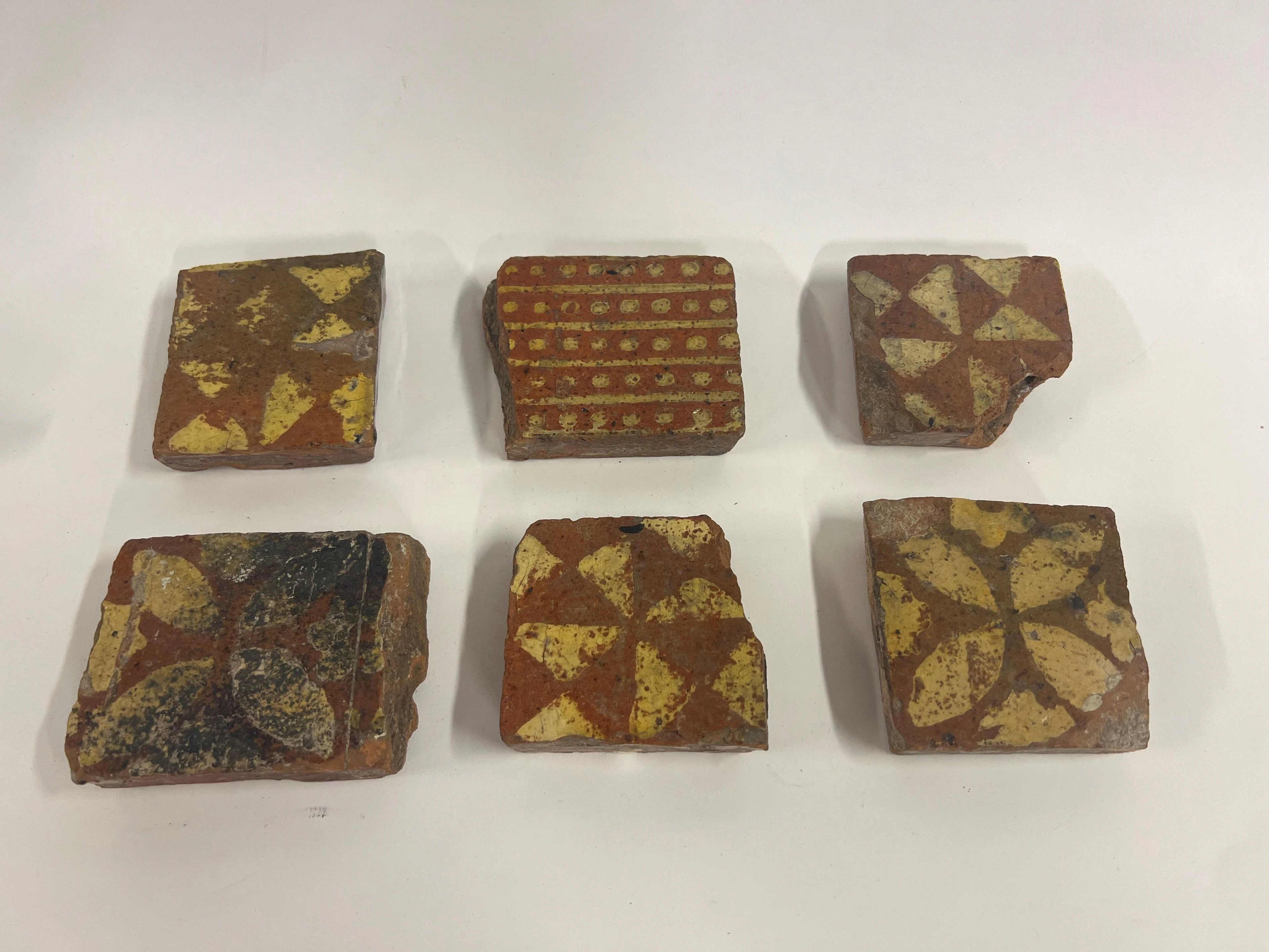 Six carreaux en terre cuite, travail ancien
