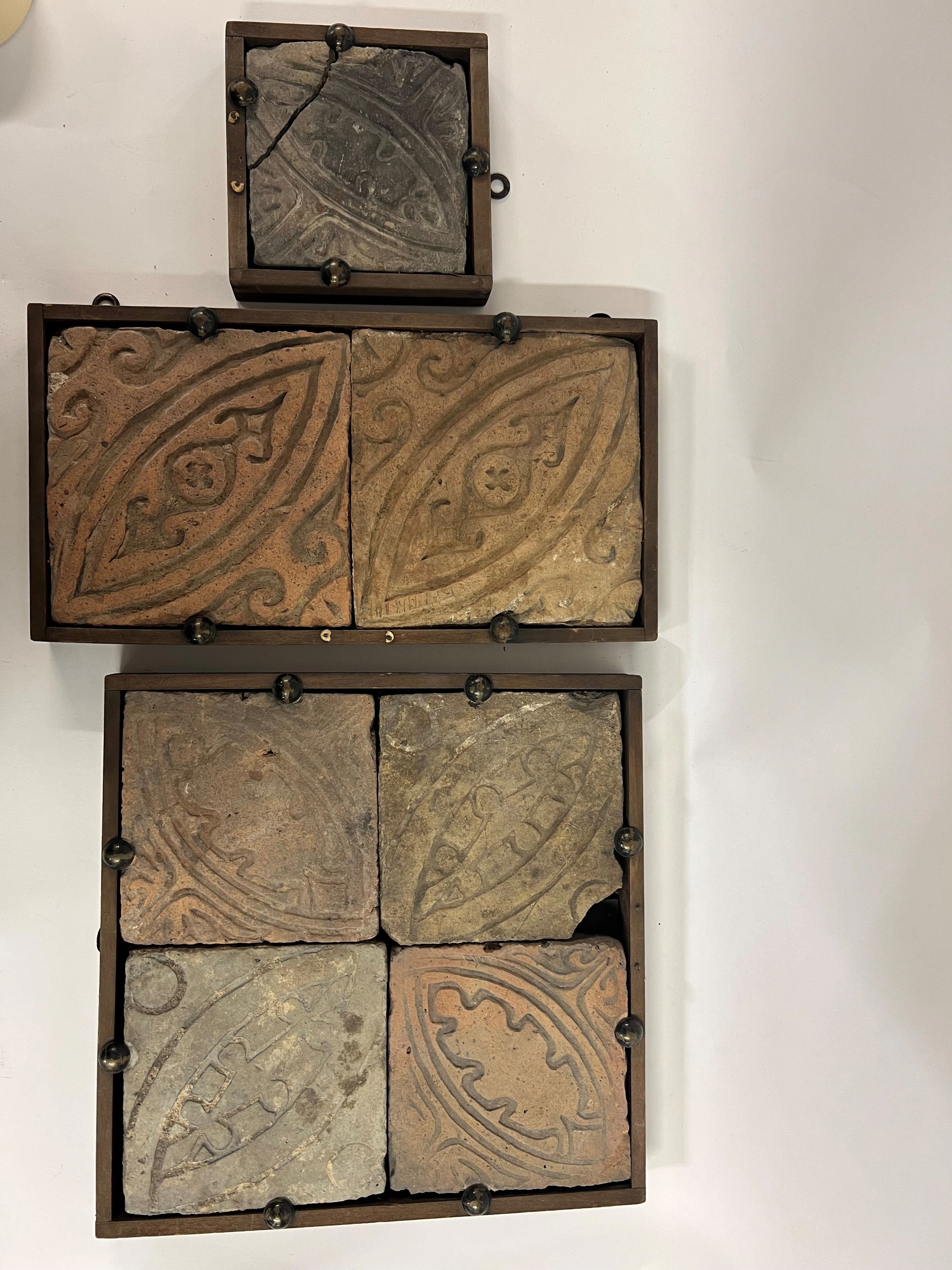 Ensemble de sept carreaux en terre cuite