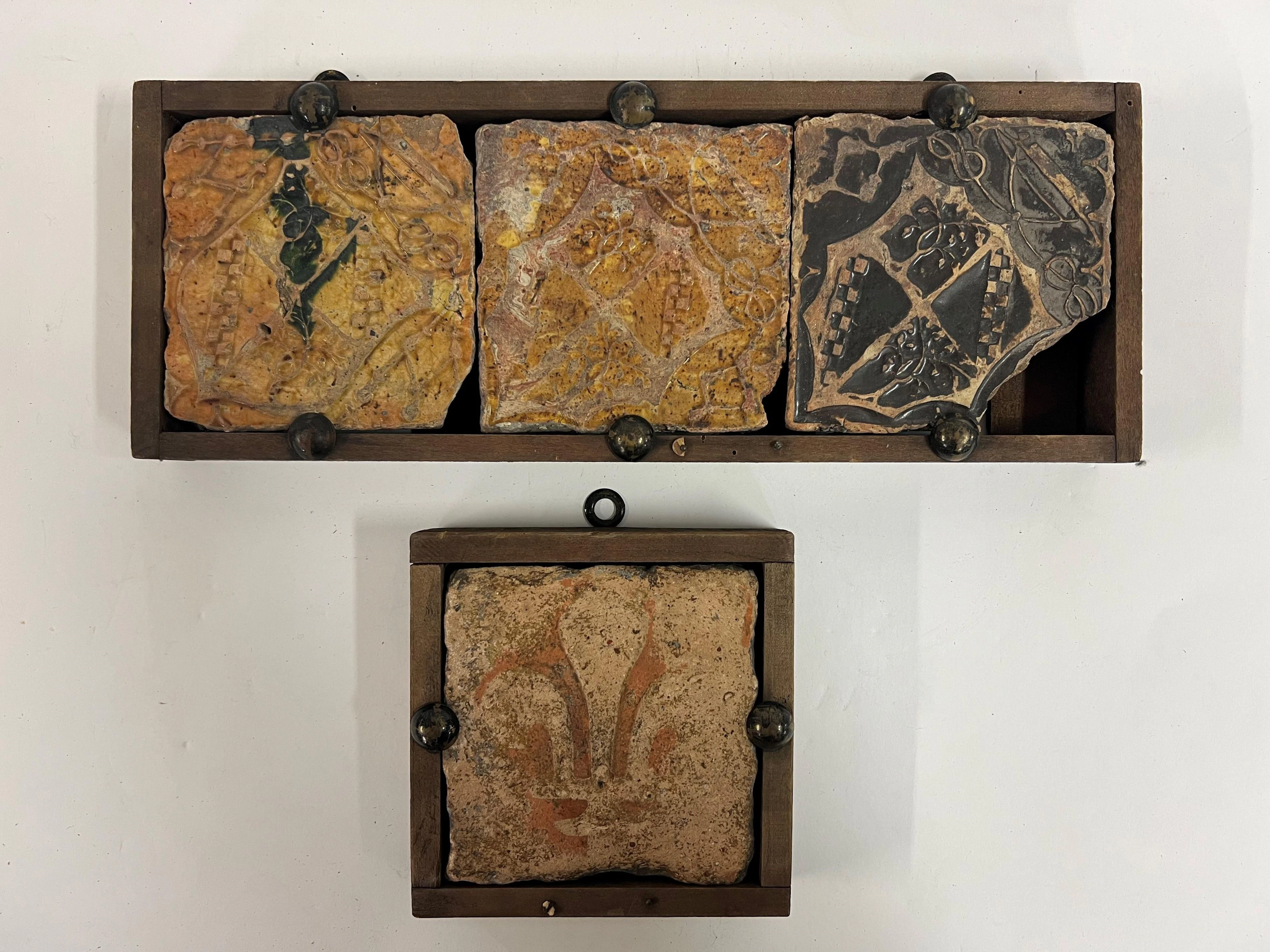 Ensemble de quatre carreaux en terre cuite vernissée