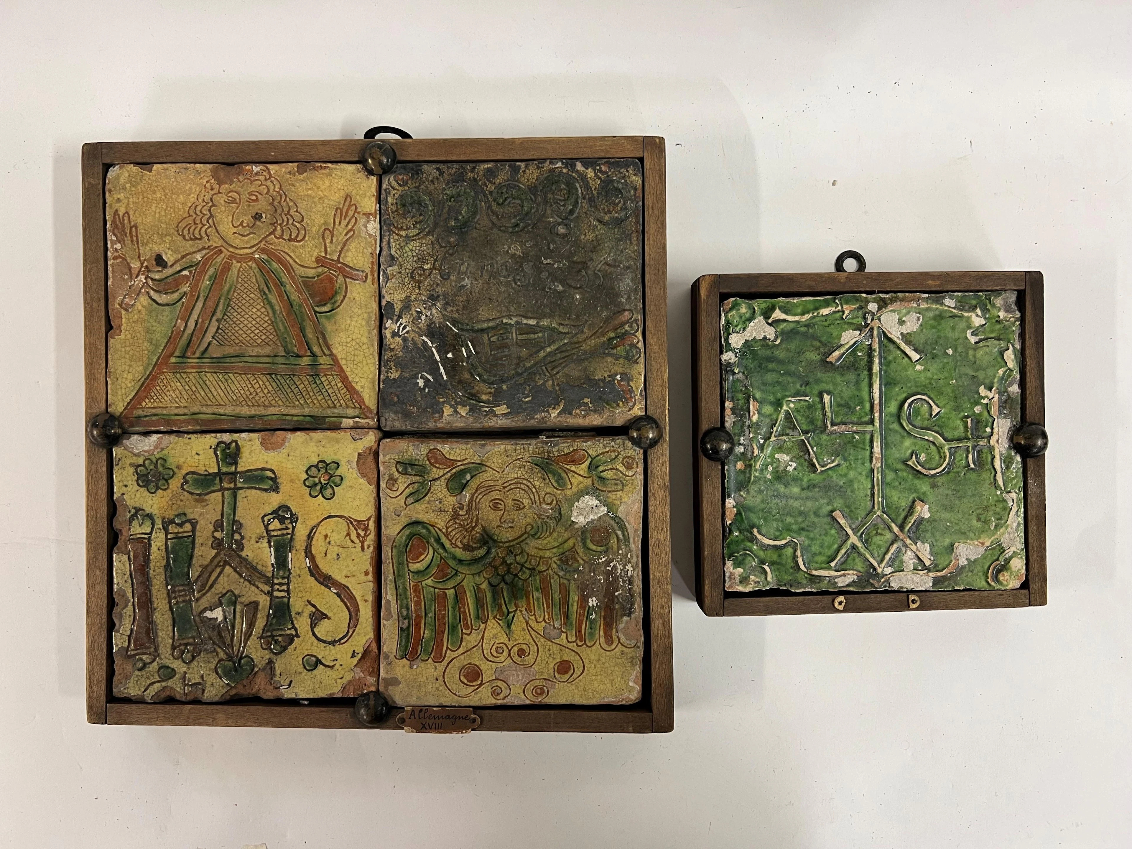 Ensemble de sept carreaux en terre-cuite vernissée