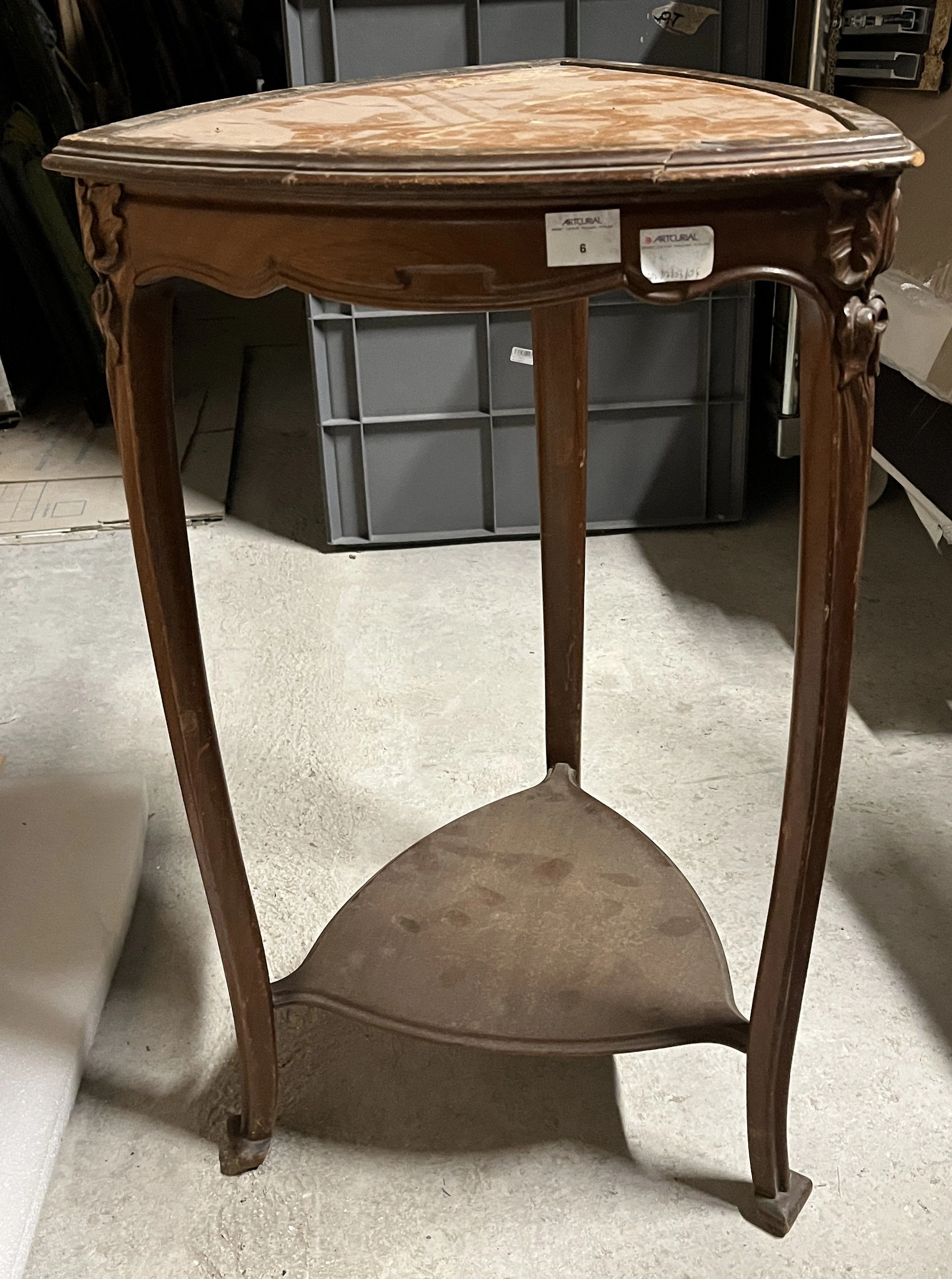TRAVAIL FRANÇAIS 1900 Guéridon en acajou mouluré et...