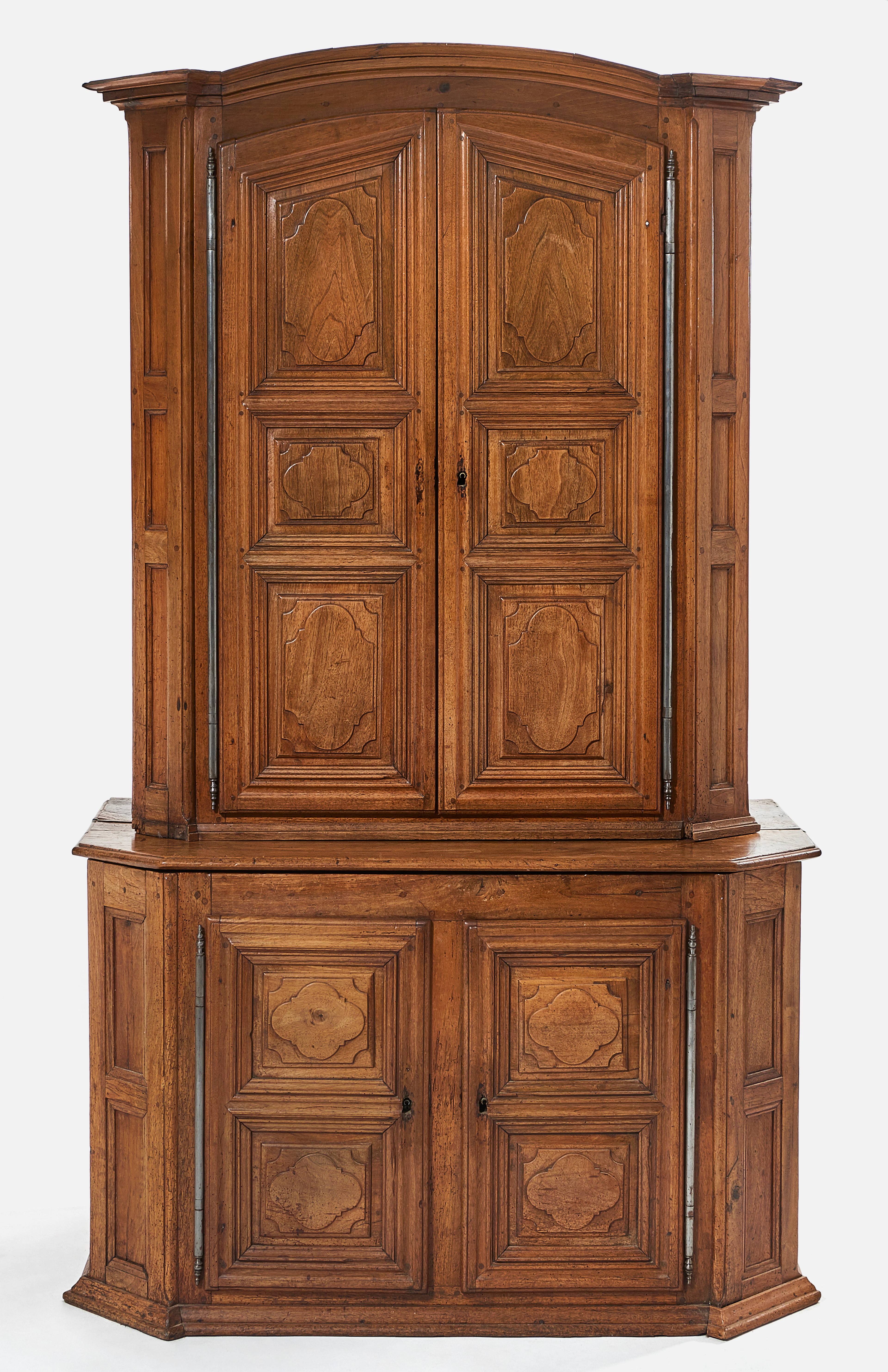 MEUBLE À DEUX CORPS EN PARTIE DU XVIIe SIÈCLE