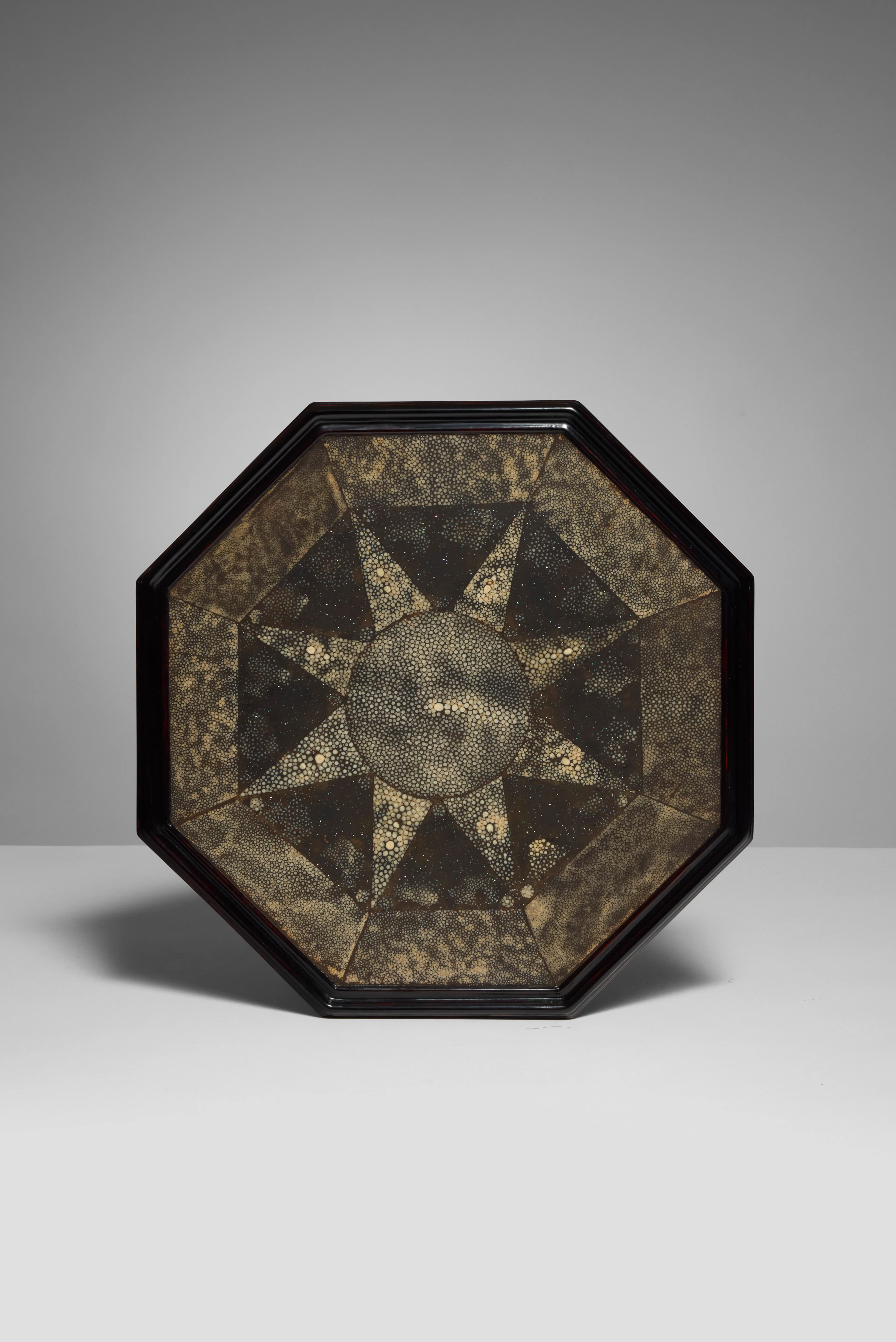 A lacquer wood and shagreen tray by Katsu Hamanaka - circa 1925 Diam.: 13.78 in.