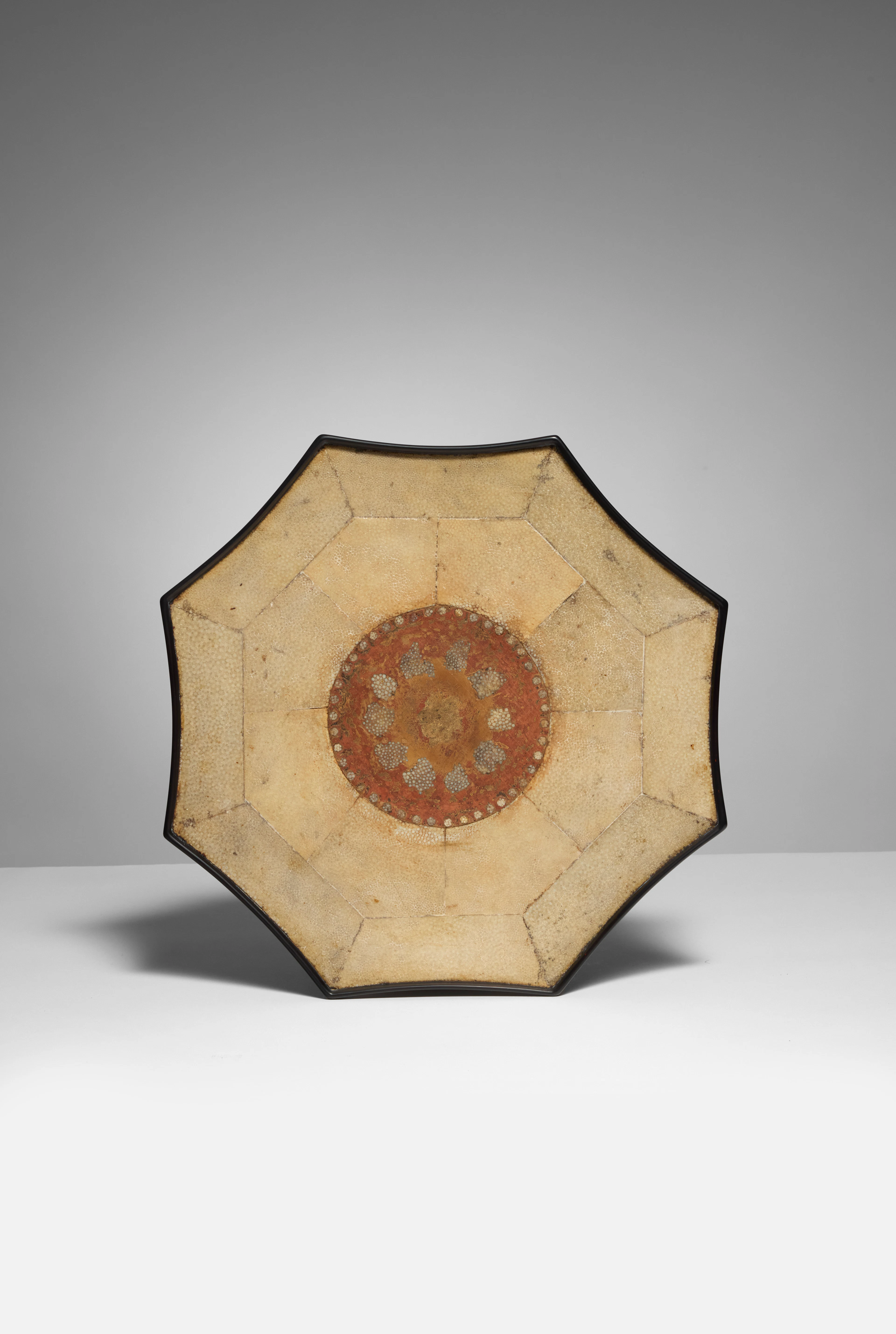 A lacquer wood and shagreen tray by Katsu Hamanaka - circa 1925 Diam.: 13.97 in.