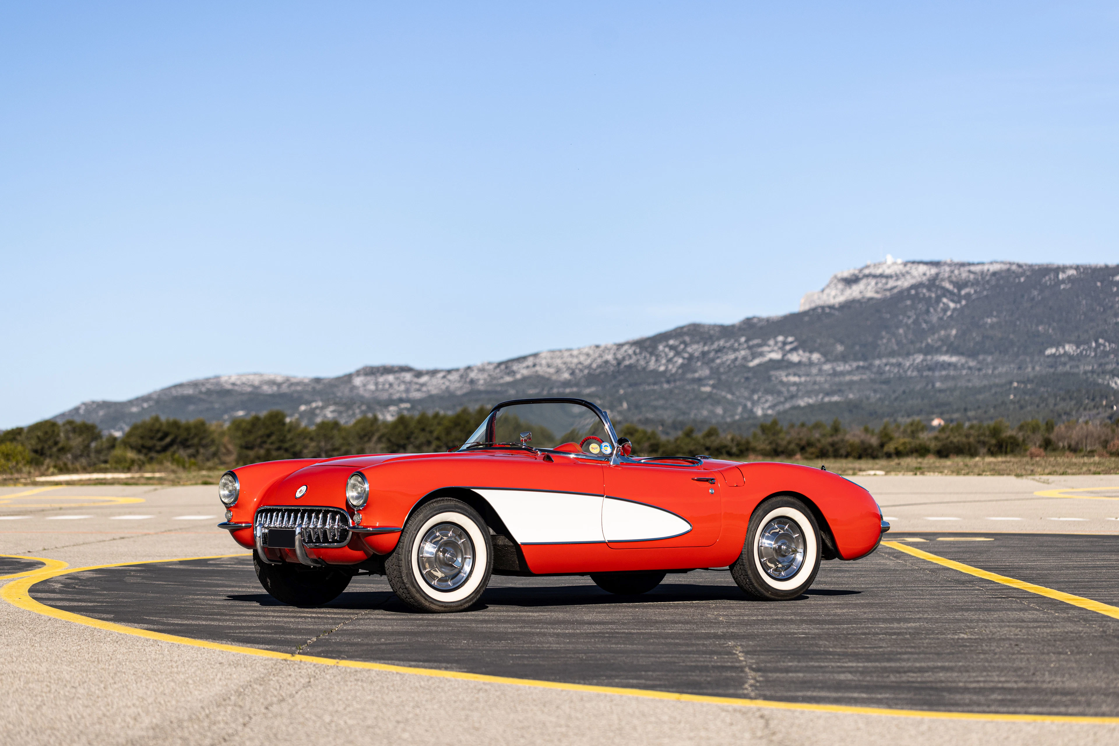 • Appealing design of this 1957 model • Powerful V8 •...