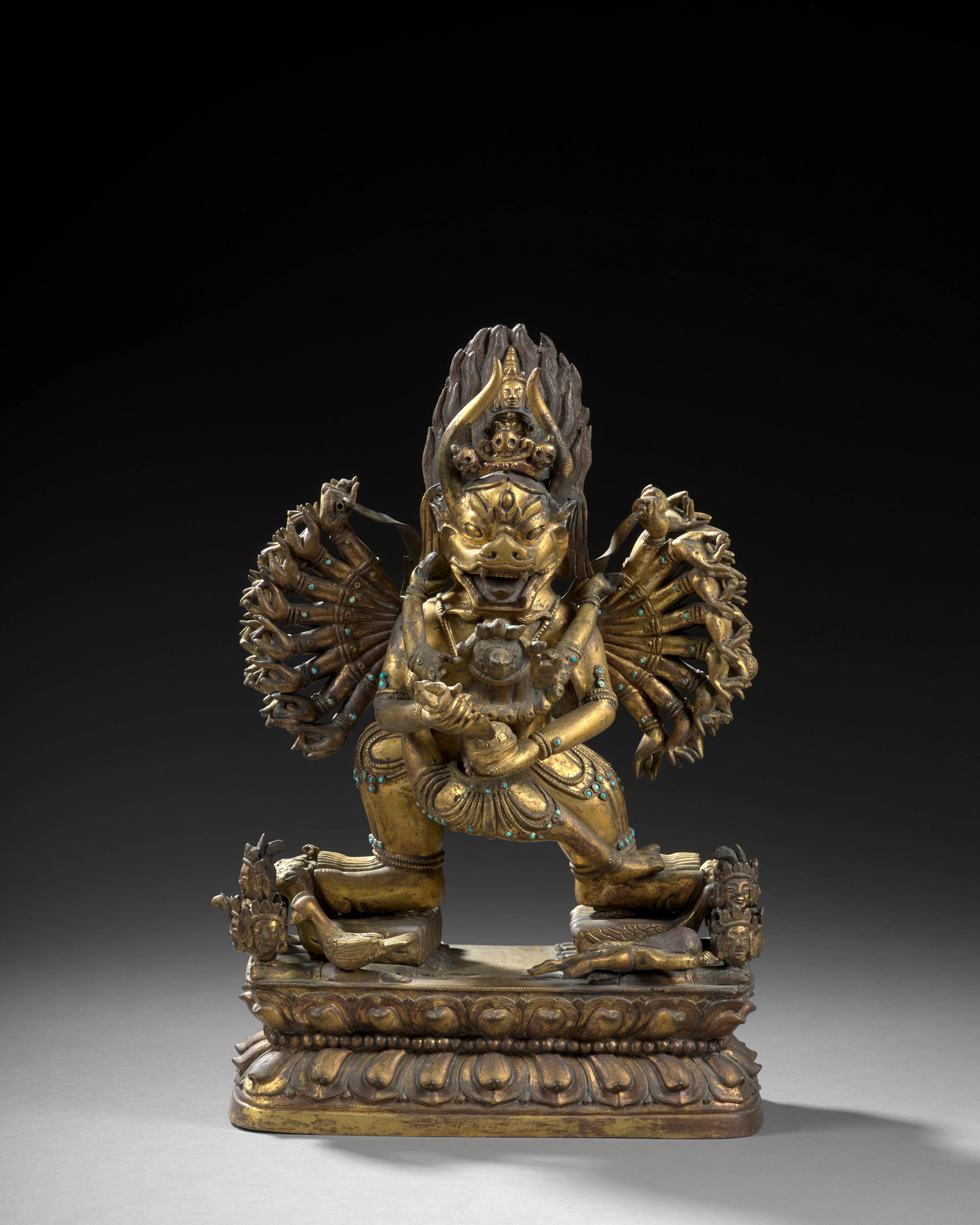STATUE DE VAJRABHAIRAVA ET SA PARÈDRE EN BRONZE DORÉ, Sino-tibétain, XIXe siècle