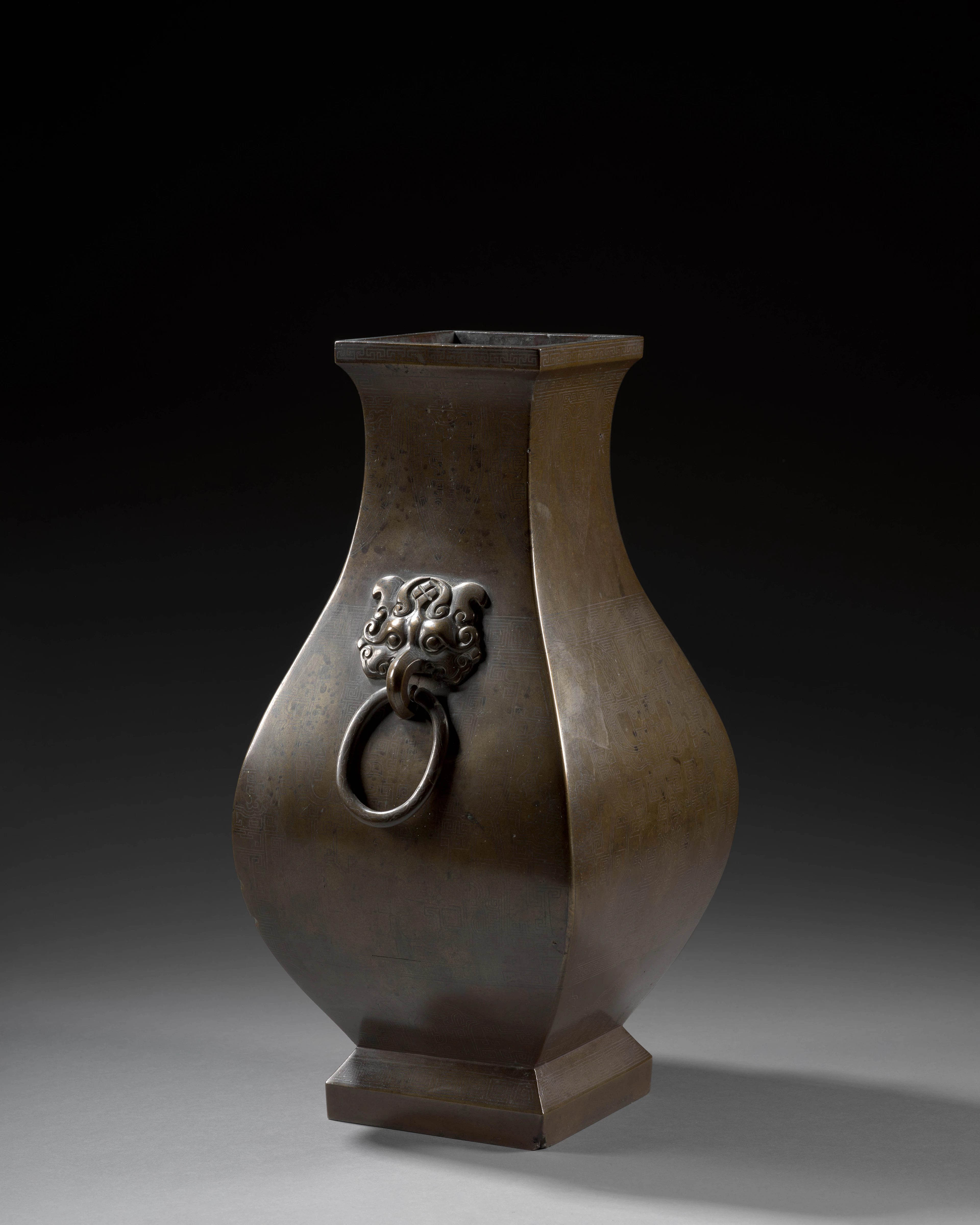 VASE HU EN BRONZE ET INCRUSTATIONS DE FILS MÉTALLIQUES