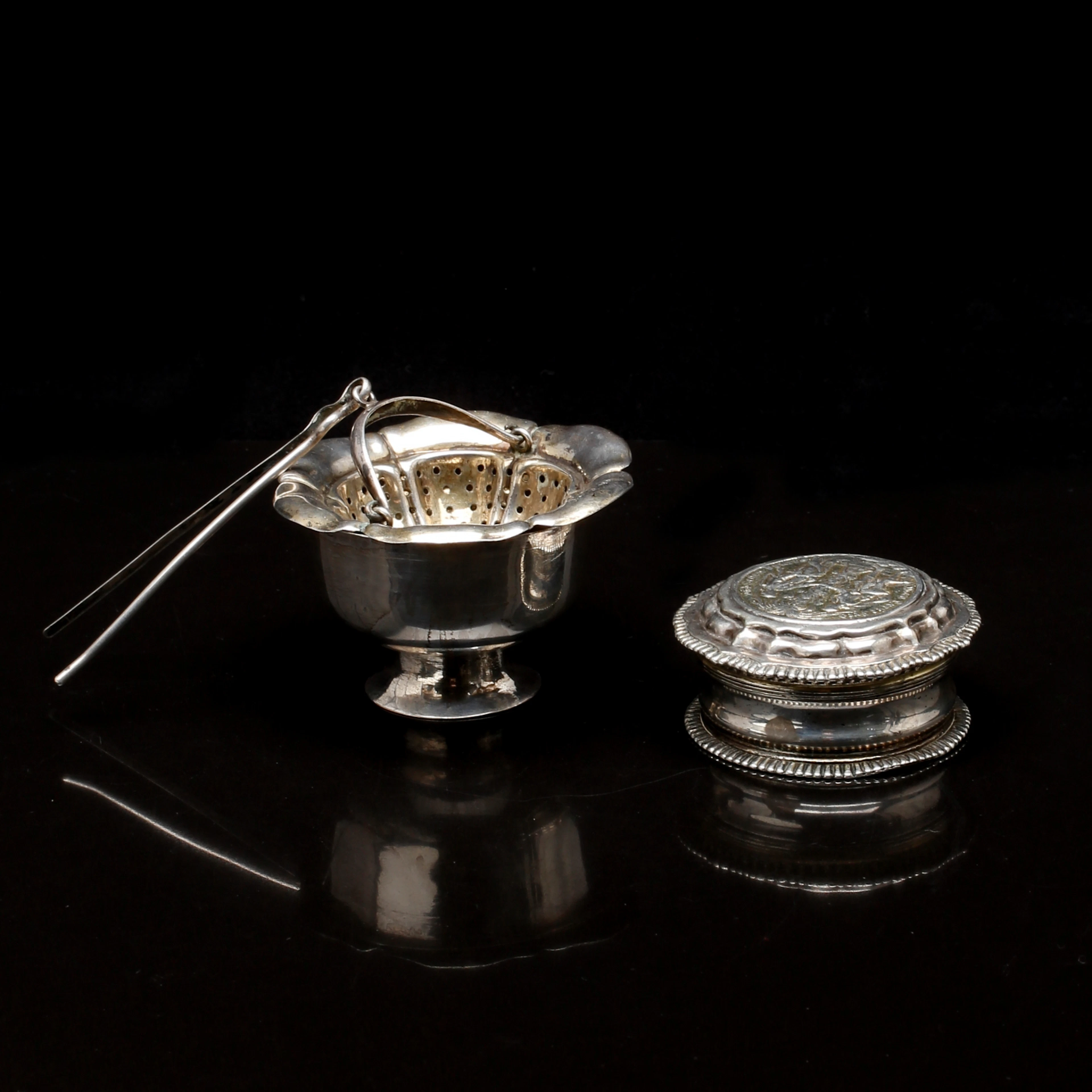 TESIL samt DOSA, silver, otydliga stämplar, Sverige samt ostämplat 1600-tal.