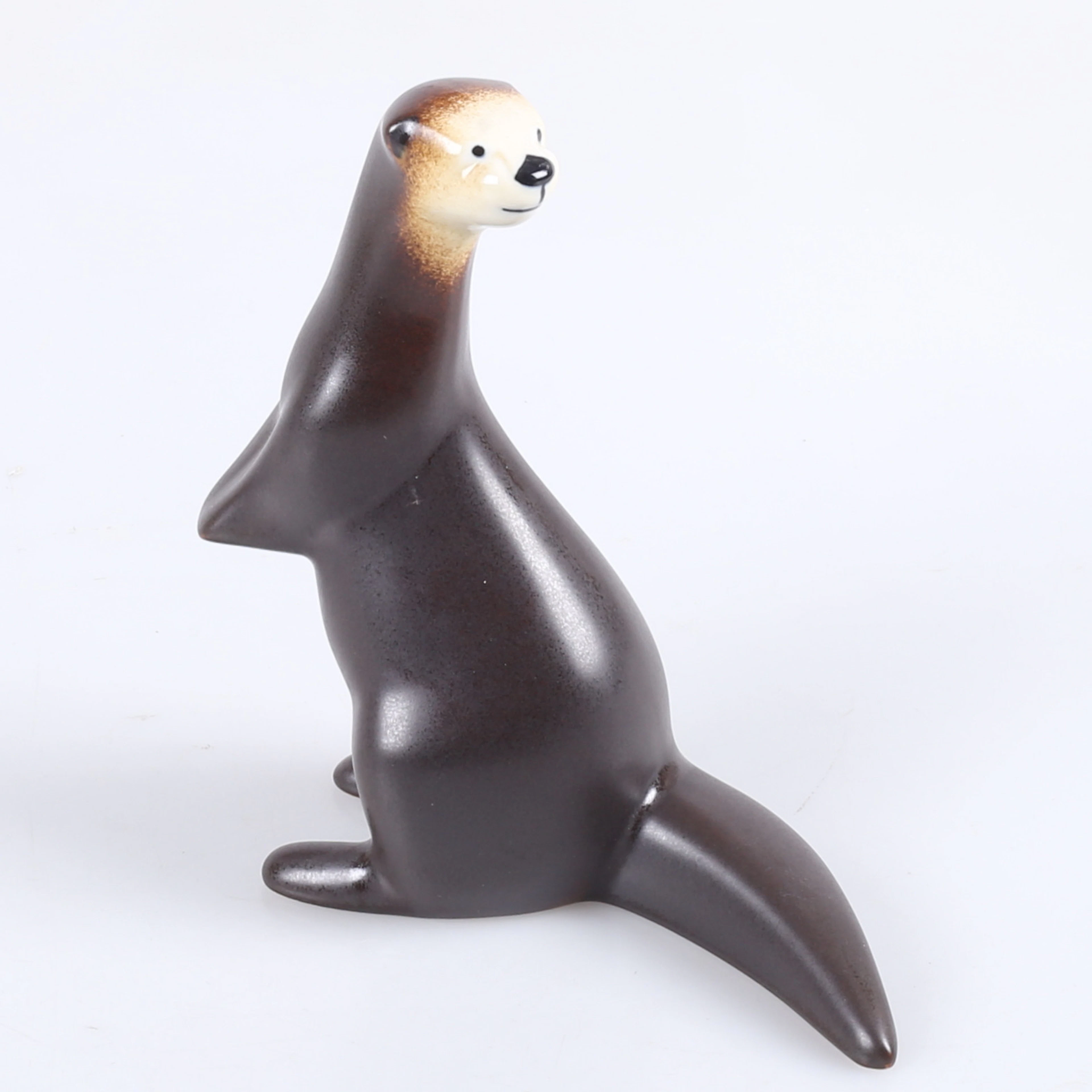 LILLEMOR MANNERHEIM. Figurin, stående utter, stengods, för WWF, Arabia, Finland, 1900-talets andra hälft.