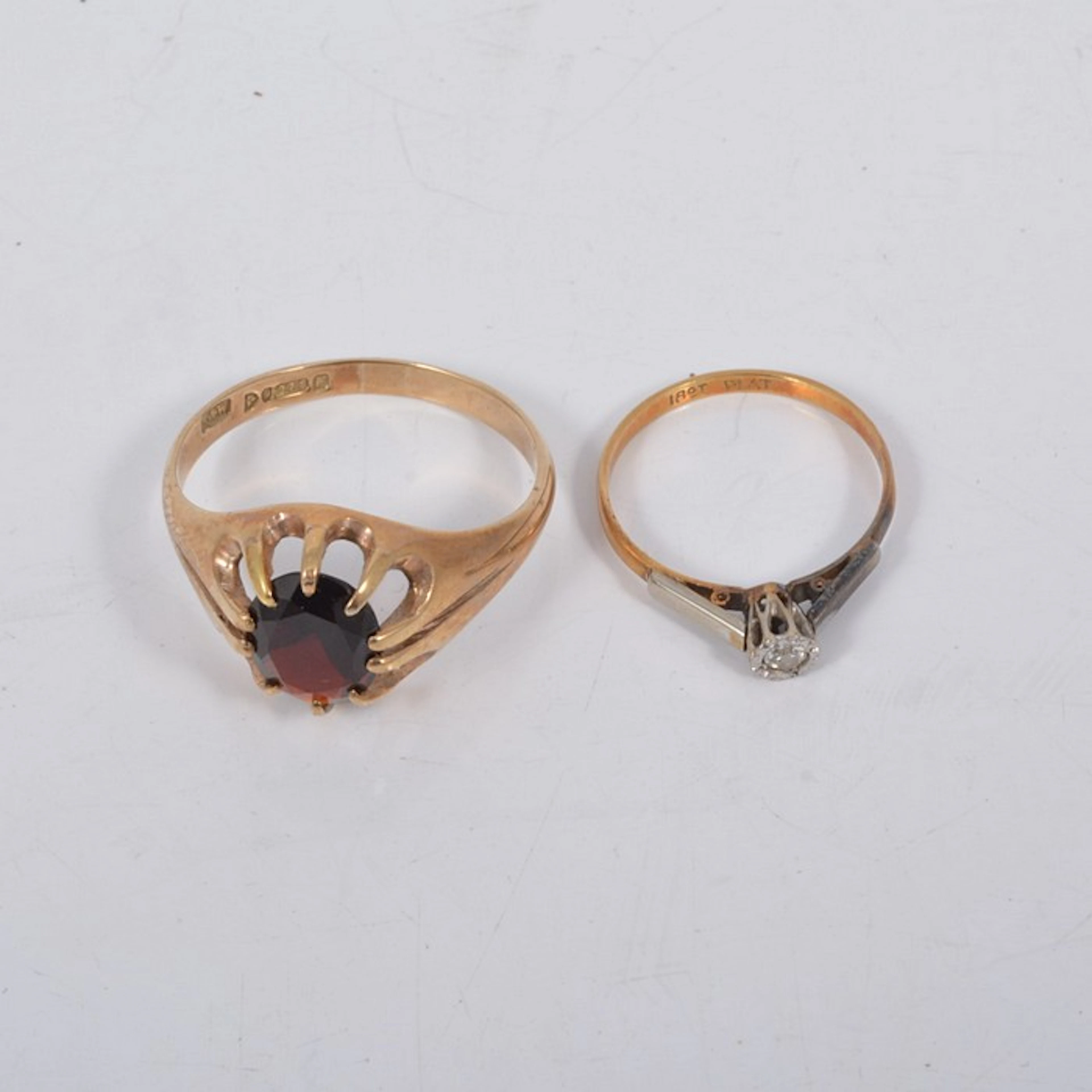 A gentlemans 9 carat yellow gold ring