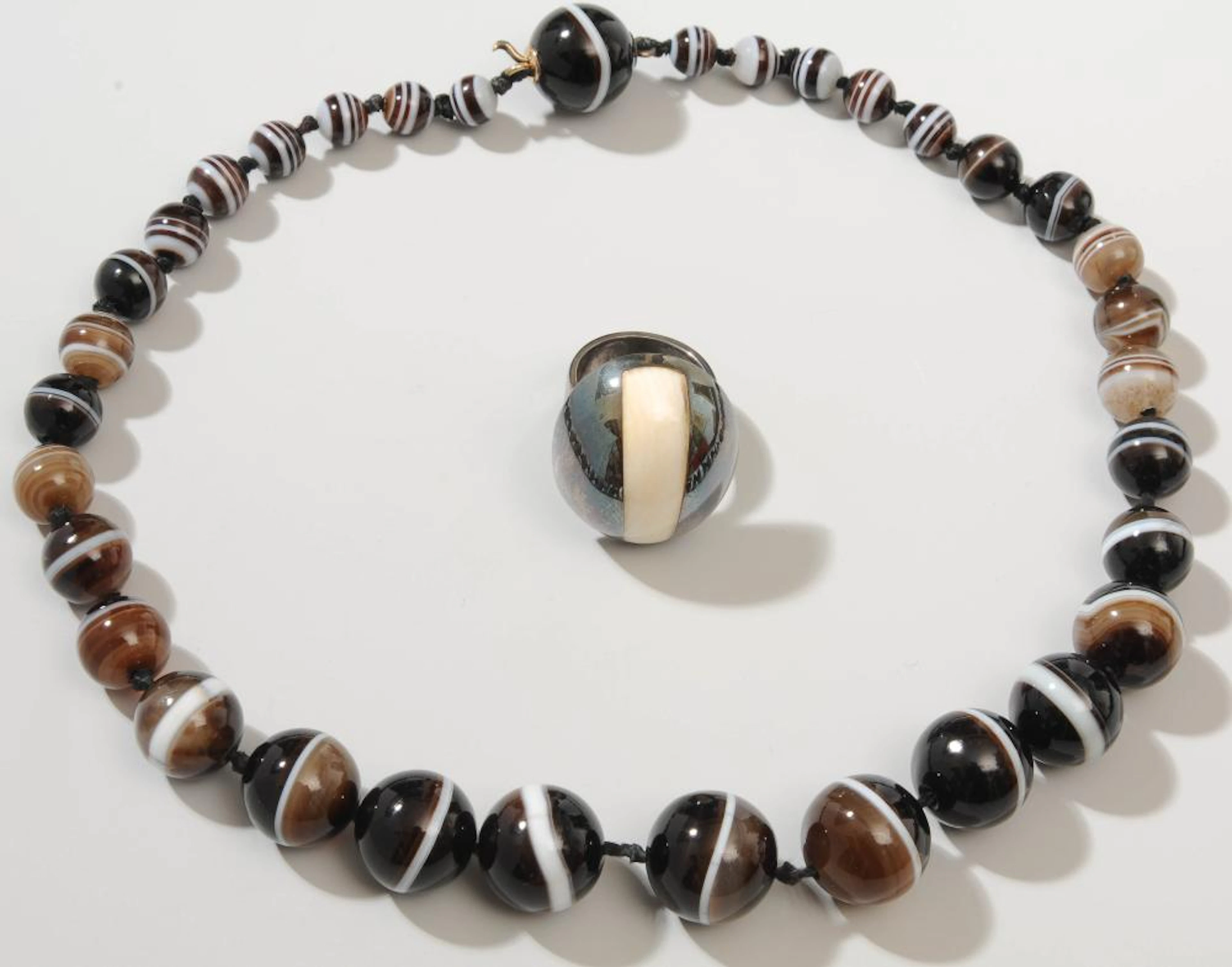 LOT: ACHATKETTE UND RING