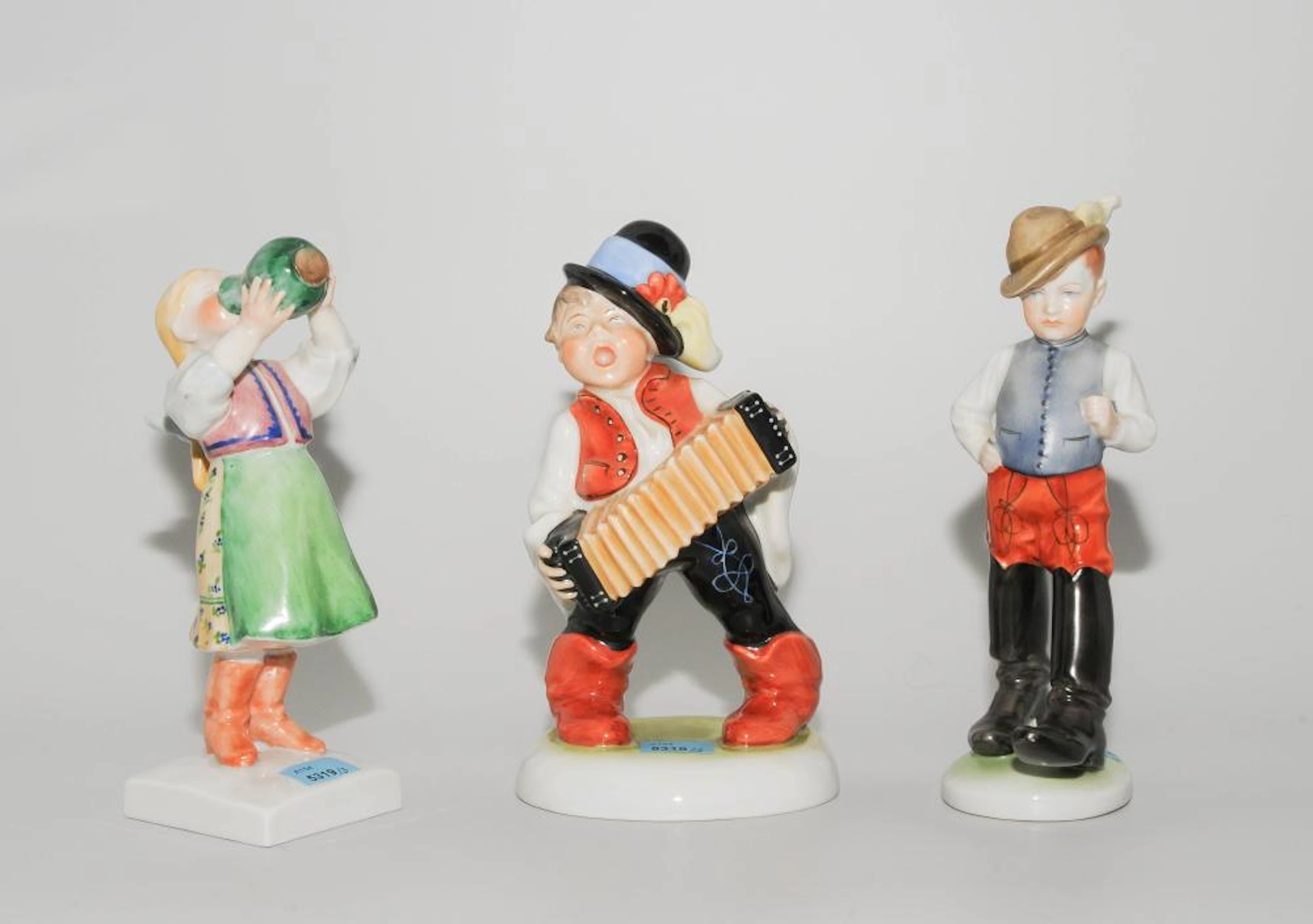 LOT: 3 FIGUREN