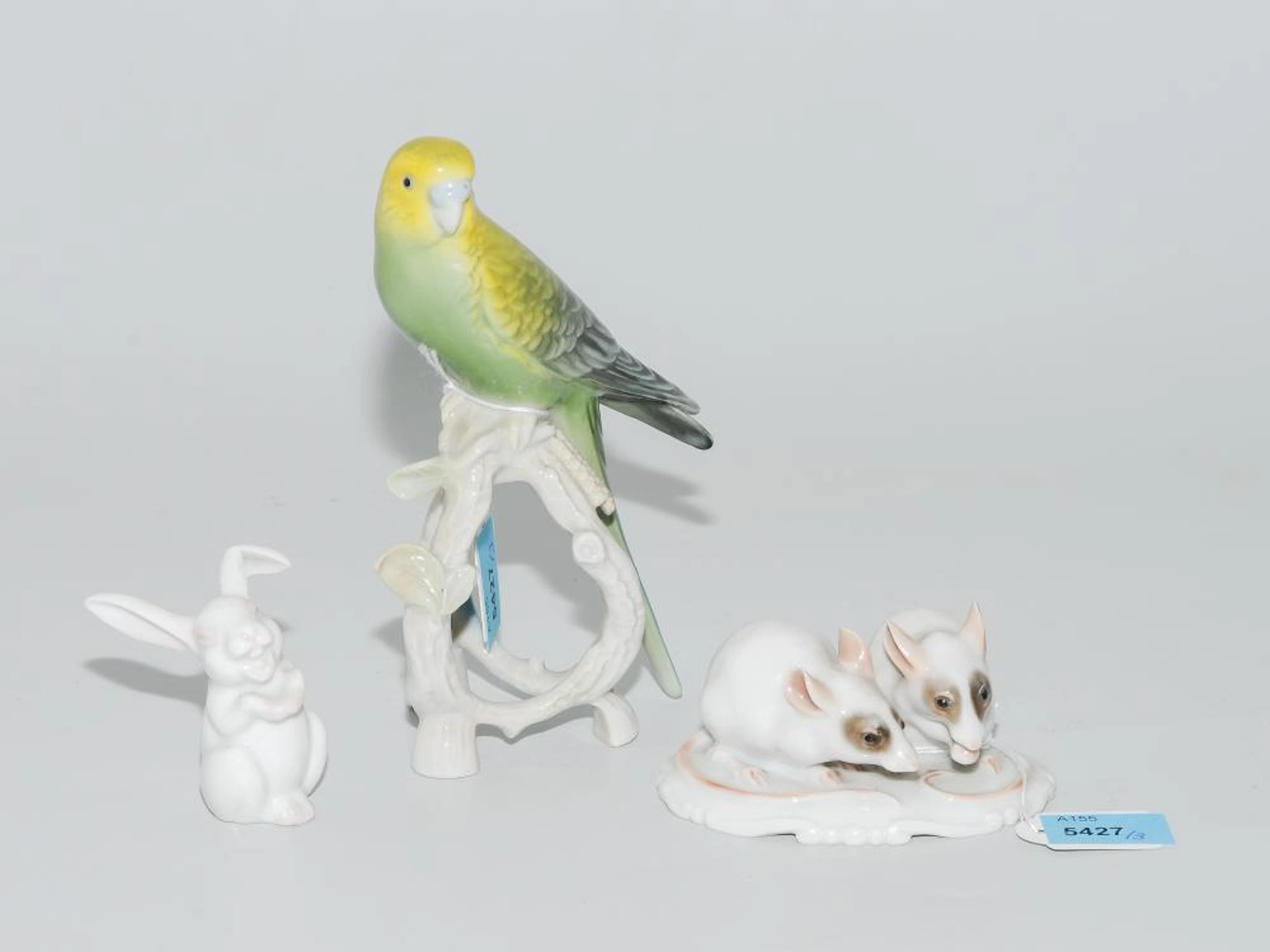 LOT: 3 FIGUREN