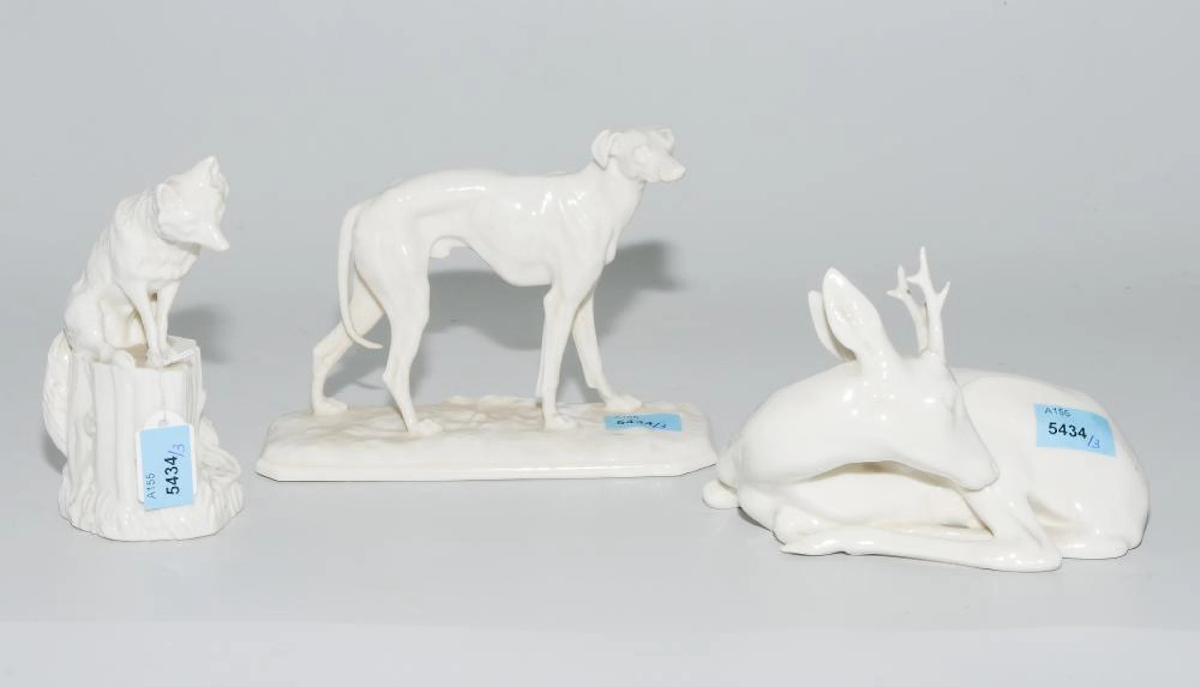 LOT: 3 FIGUREN