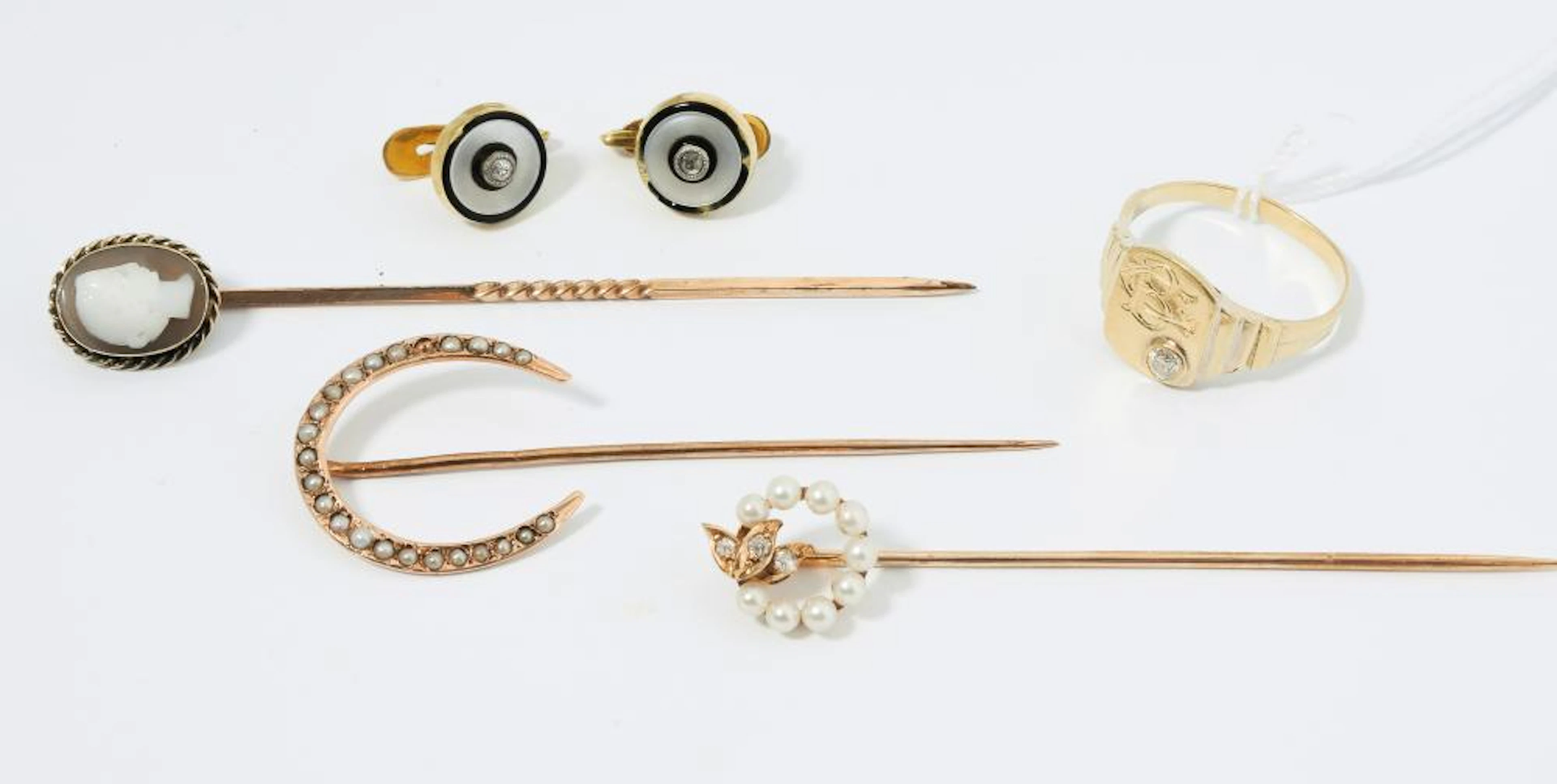 LOT: PAAR MANSCHETTENKNÖPFE, RING UND 3 KRAWATTENNADEL