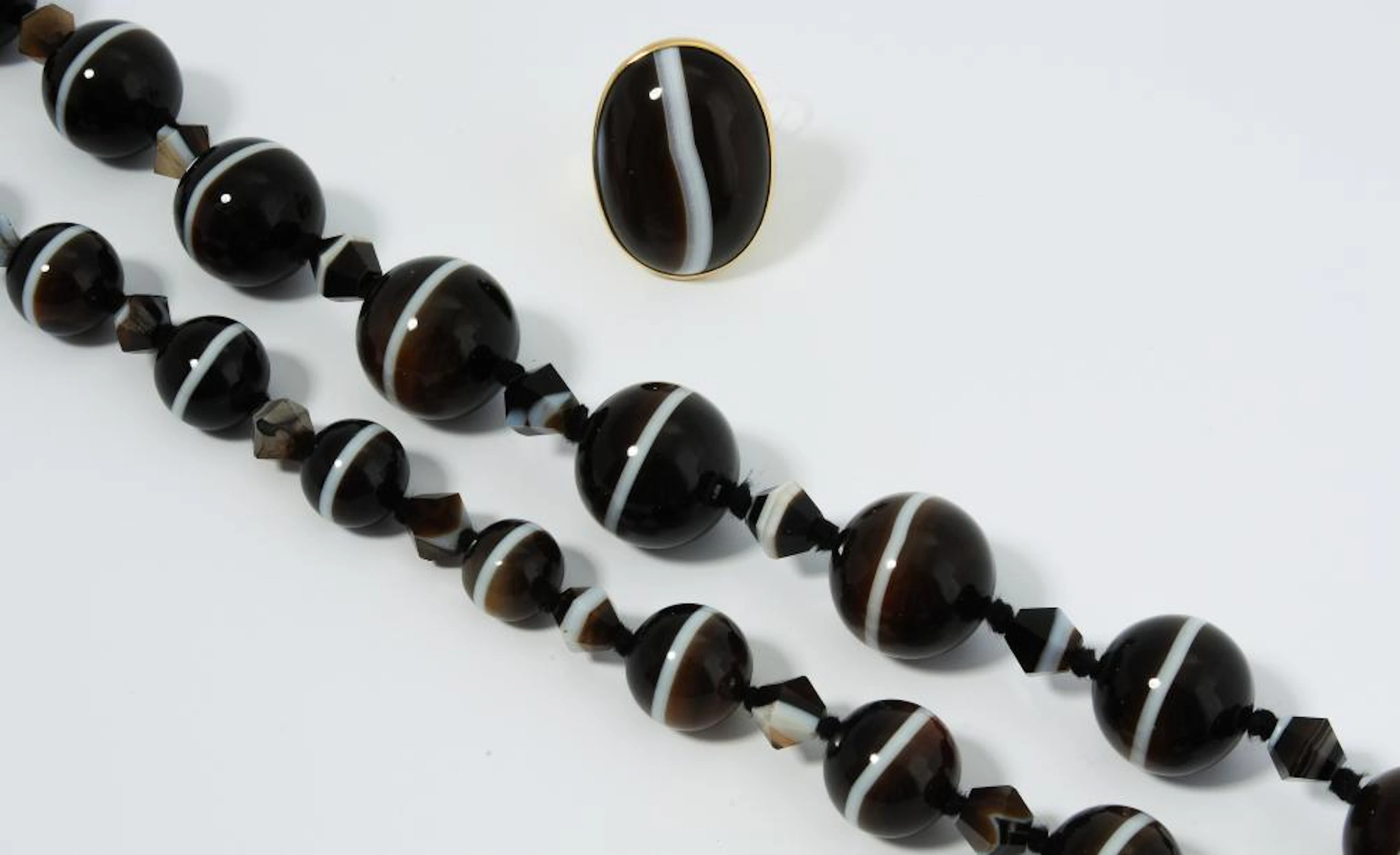 LOT: RING UND 2 ACHAT-COLLIERS