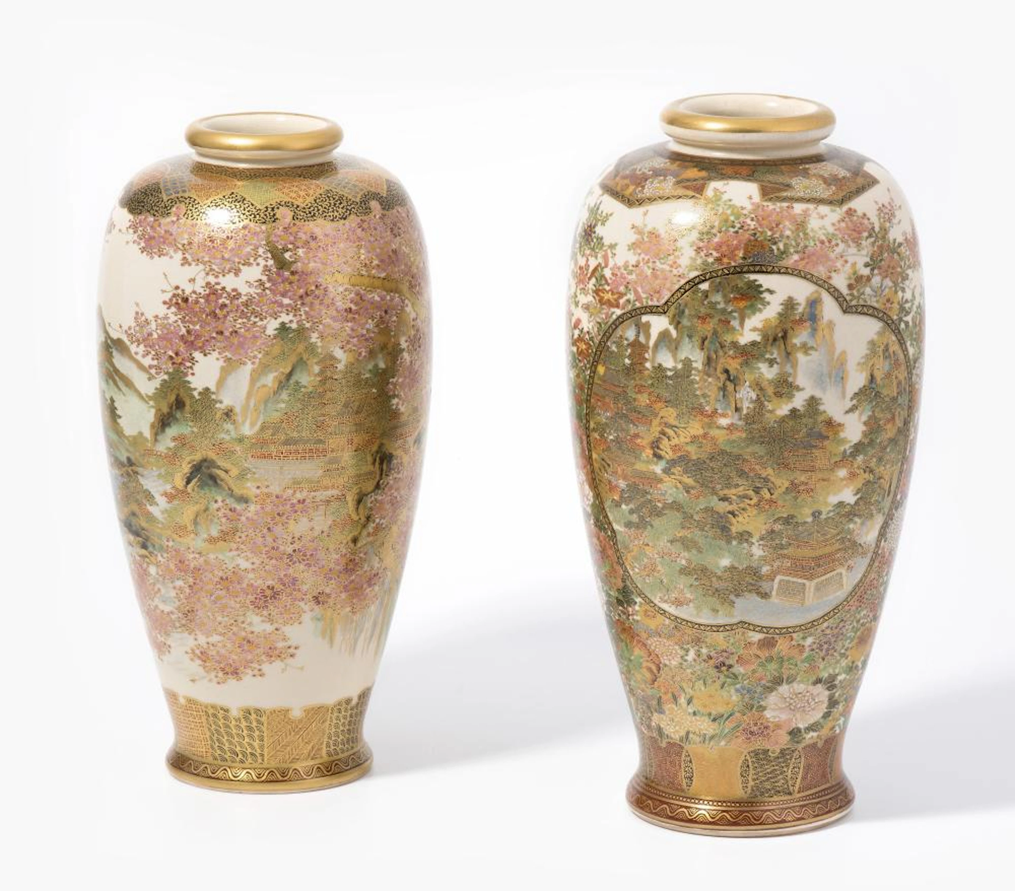 LOT: 2 VASE
