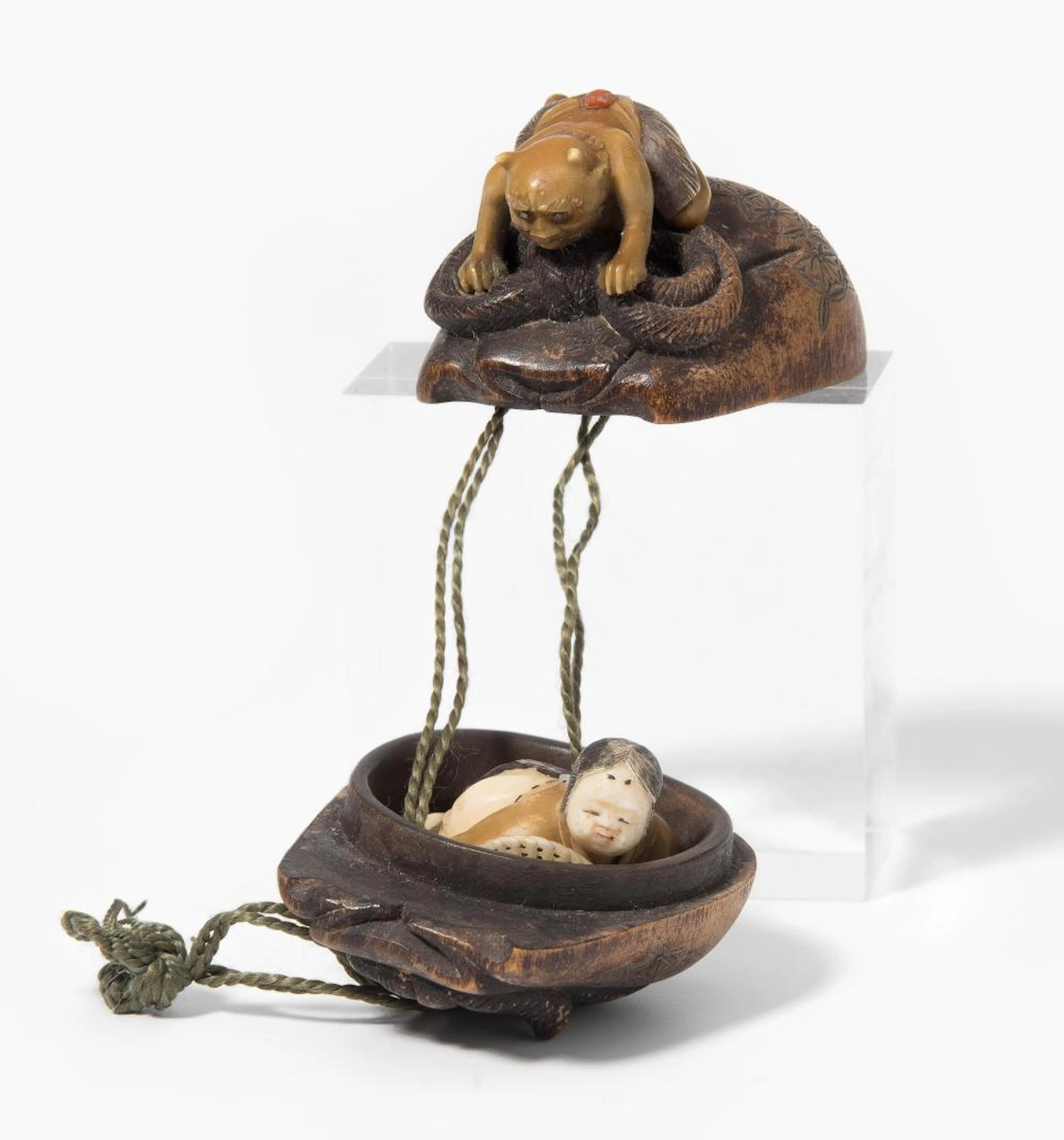 KARAKURI-HOLZ-NETSUKE