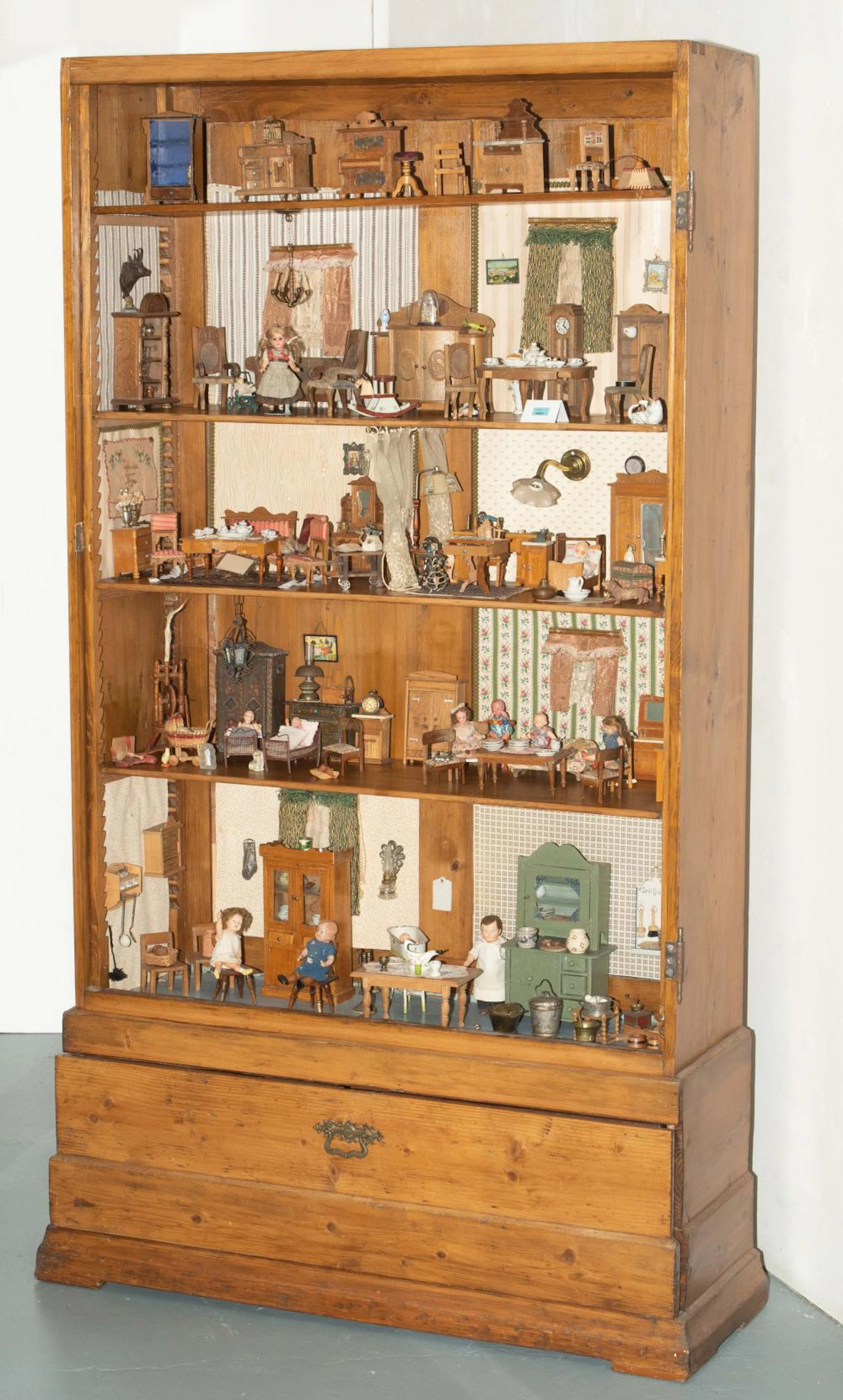 LOT PUPPENSTUBENZUBEHÖR IN VITRINE