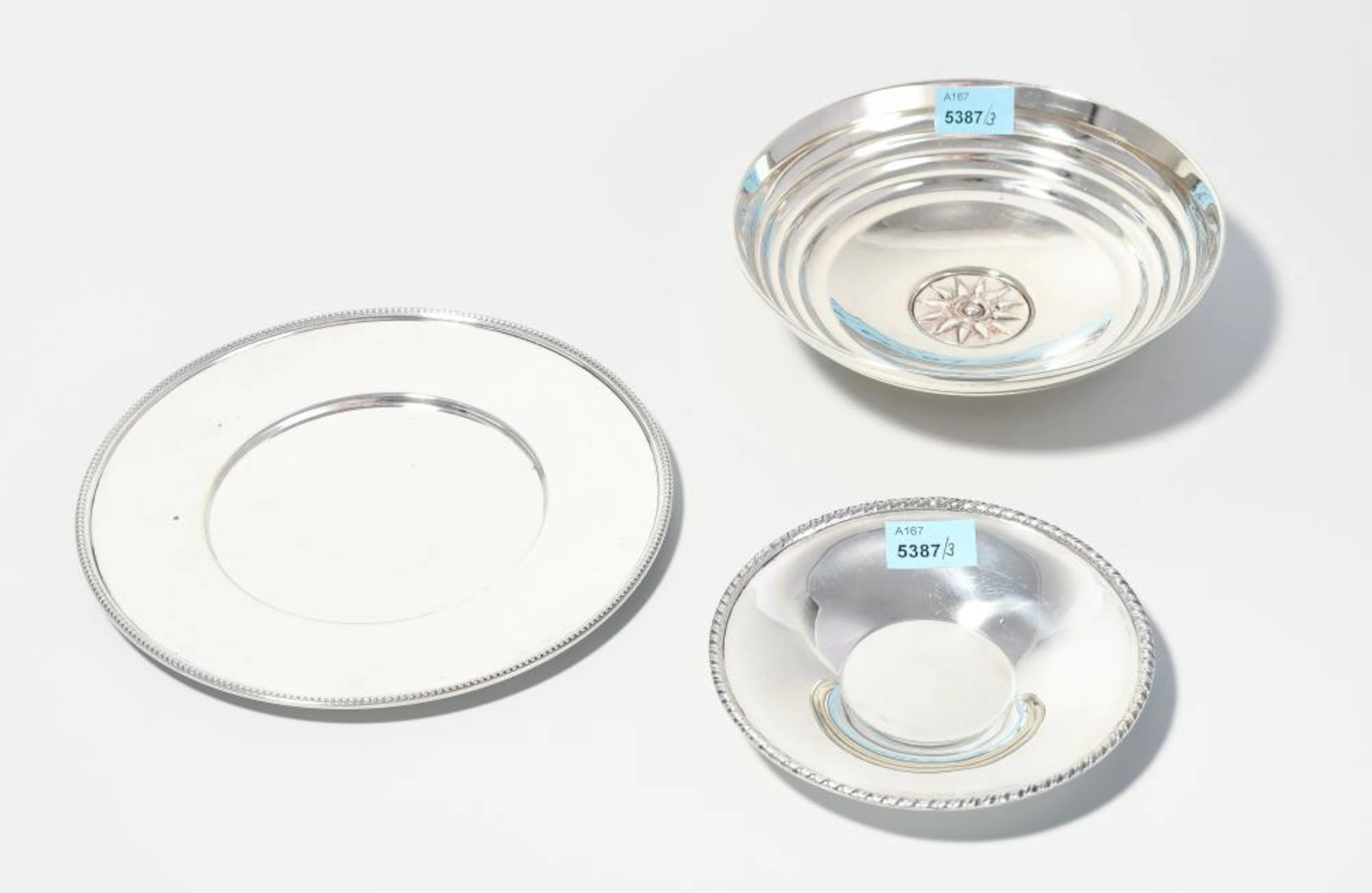 LOT: 1 SCHALE UND 2 UNTERSETZER