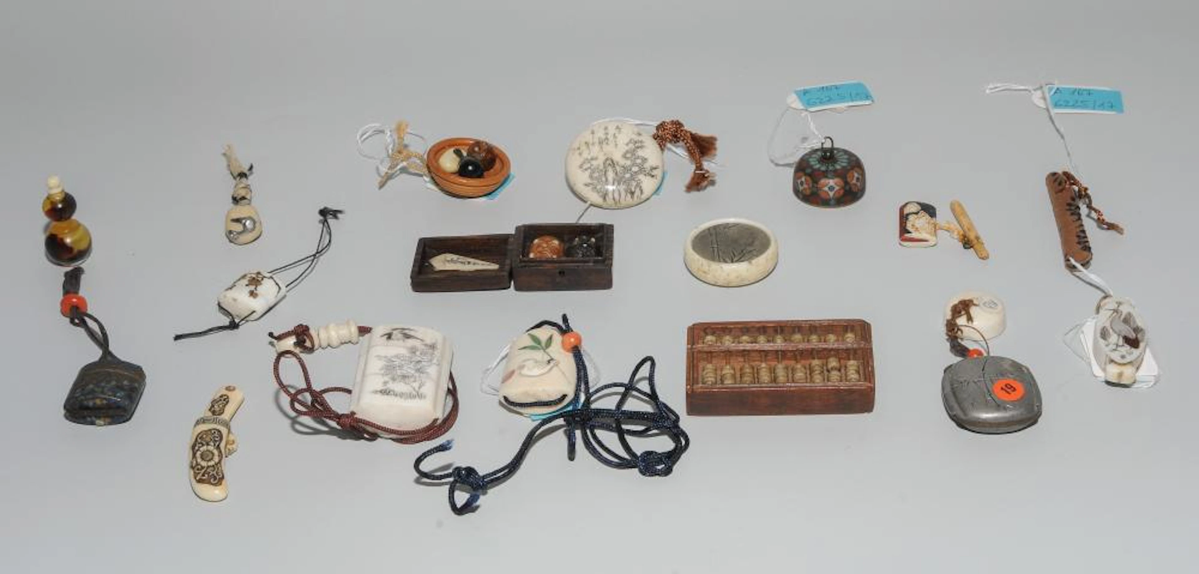 LOT: 17 MINIATURGEGENSTÄNDE