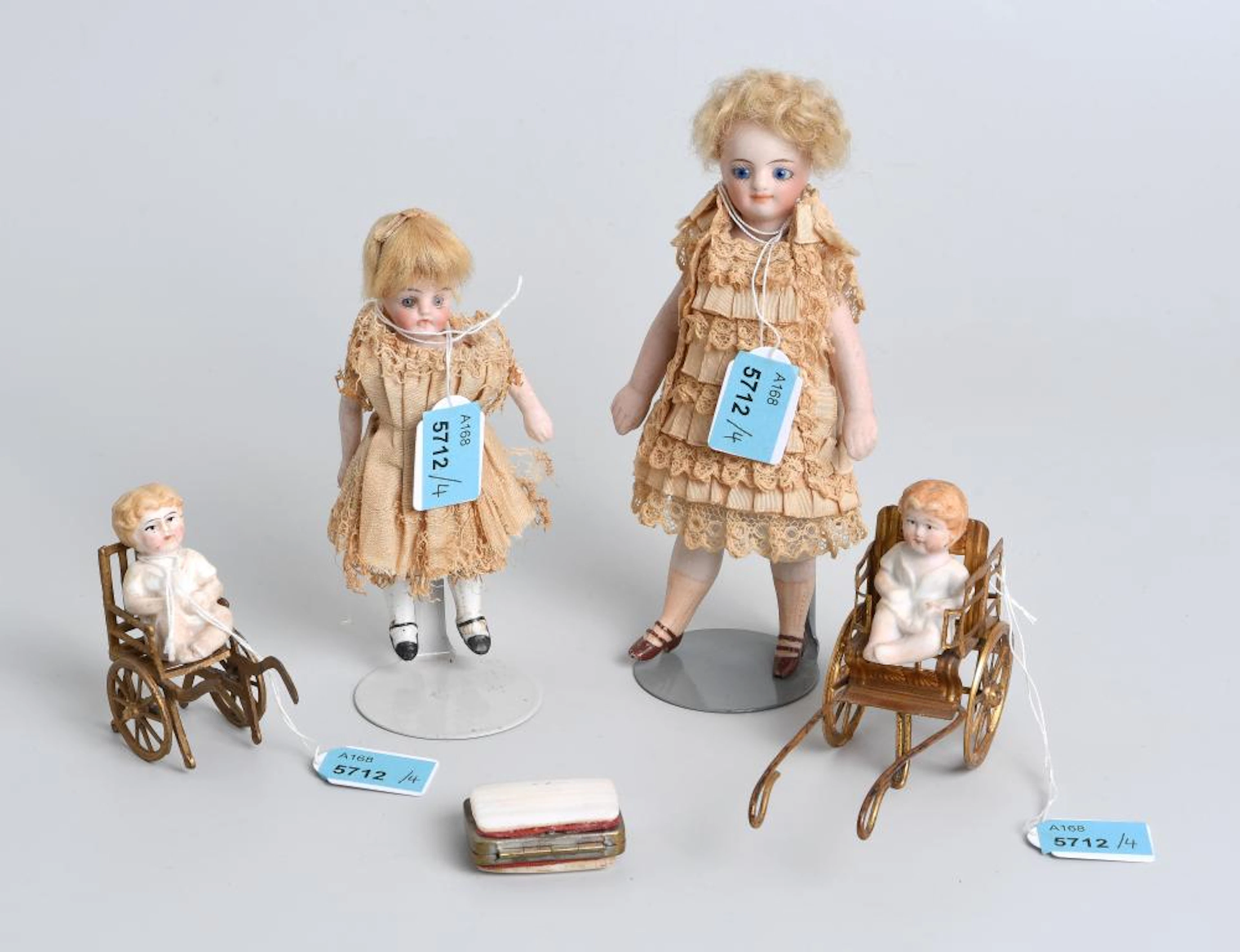 LOT: 2 STUBENPÜPPCHEN UND 2 KINDERPÜPPCHE