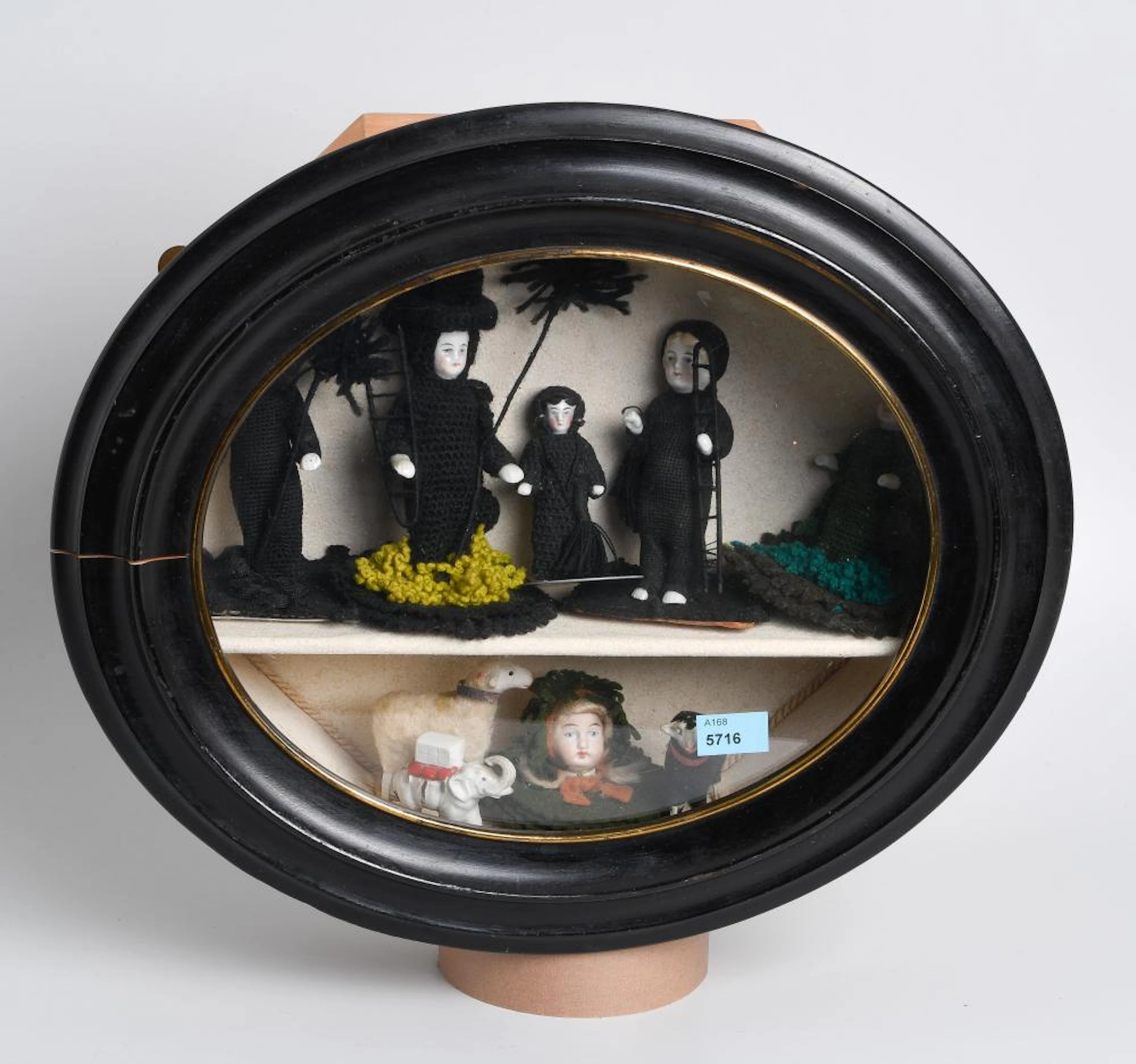 4 KAMINFEGER-PÜPPCHEN IN VITRINE