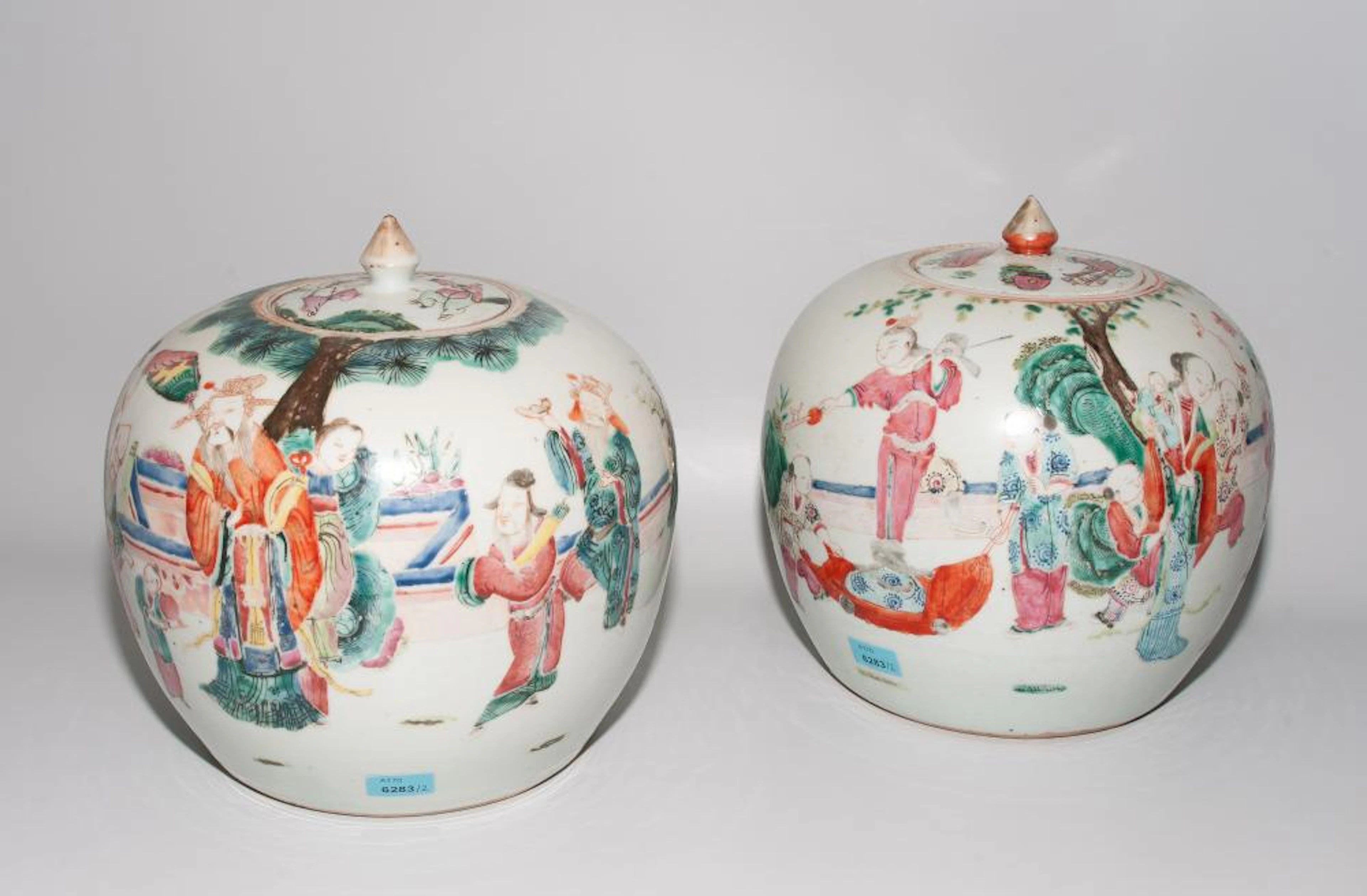 LOT: 2 DECKELVASE