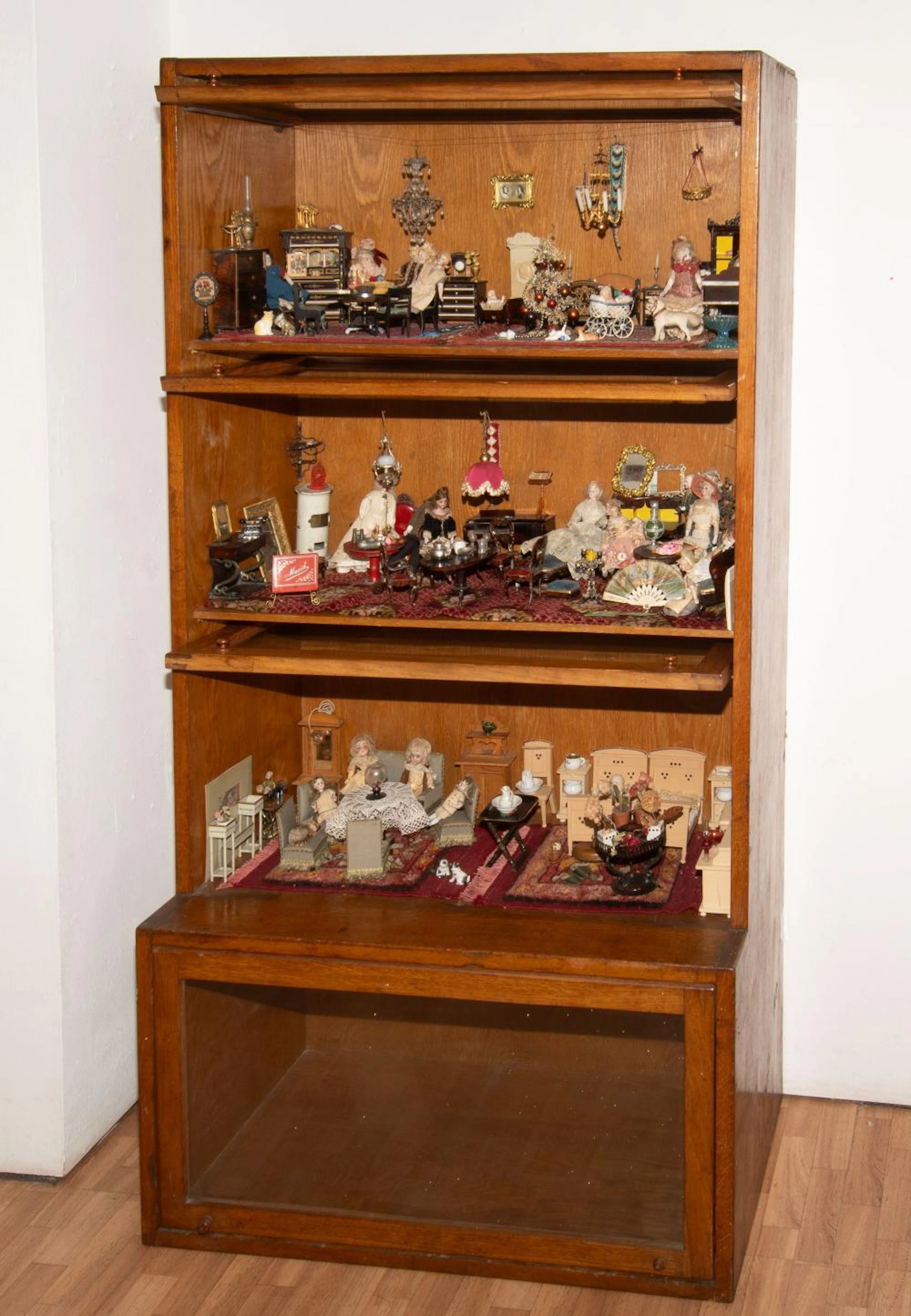 PUPPENSTUBEN-ZUBEHÖR IN VITRINE