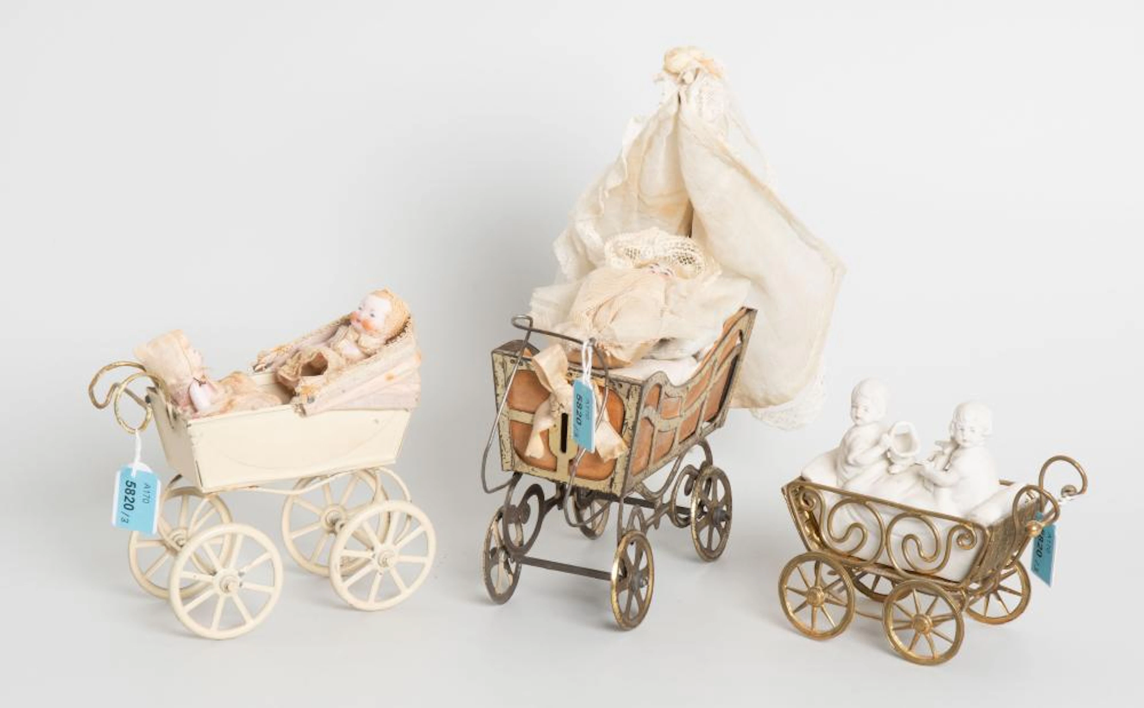 LOT: 3 PUPPENWAGEN MIT BÉBÉ-PÜPPCHE