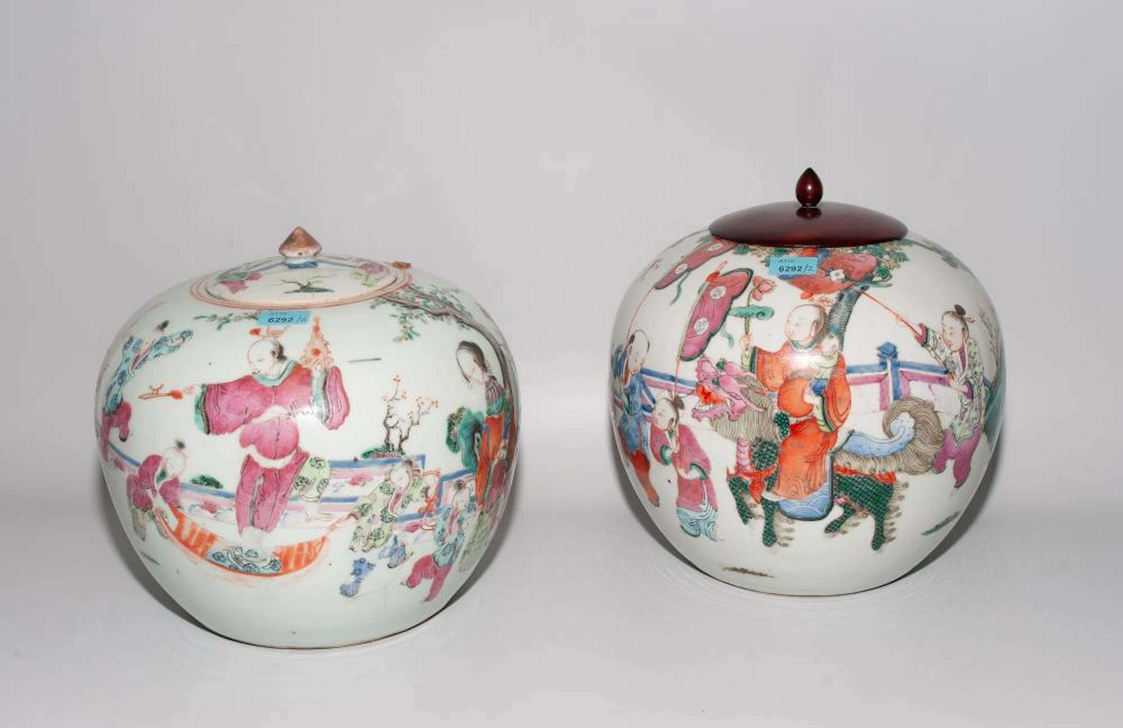 LOT: 2 DECKELVASE