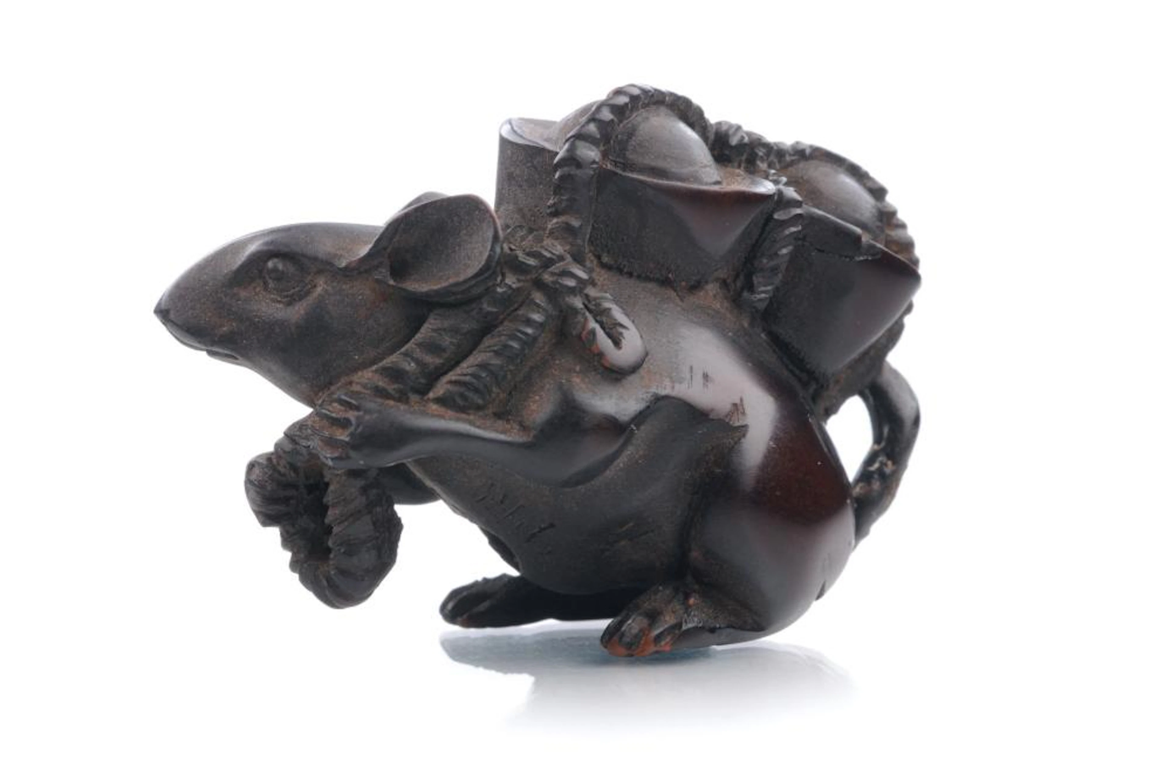 Katabori-Netsuke einer Ratte, zwei Körbe tragend. Japan. 20th cent.