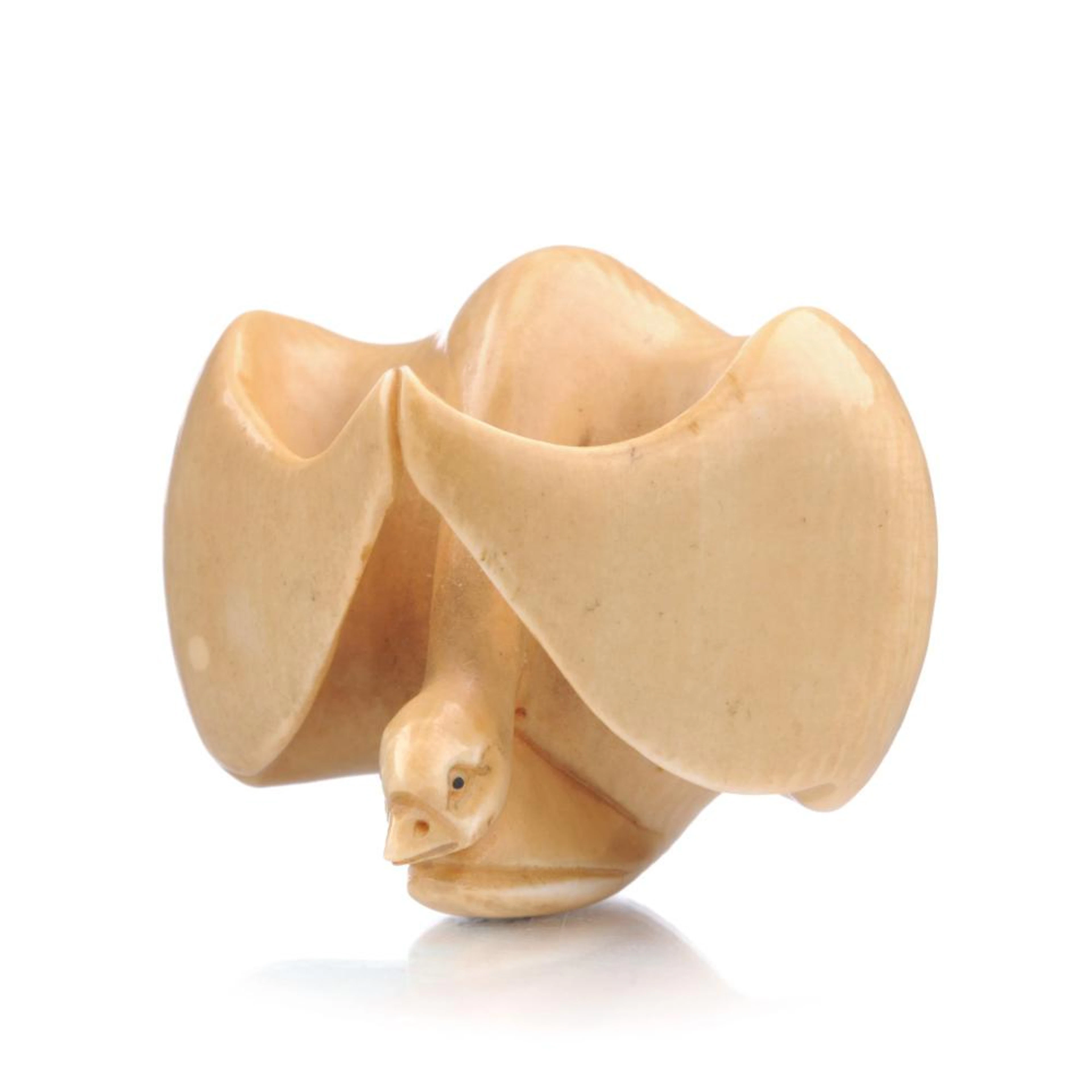 Katabori-Netsuke eines flügelschlagenden Schwans. Japan. 19./ 20th cent.