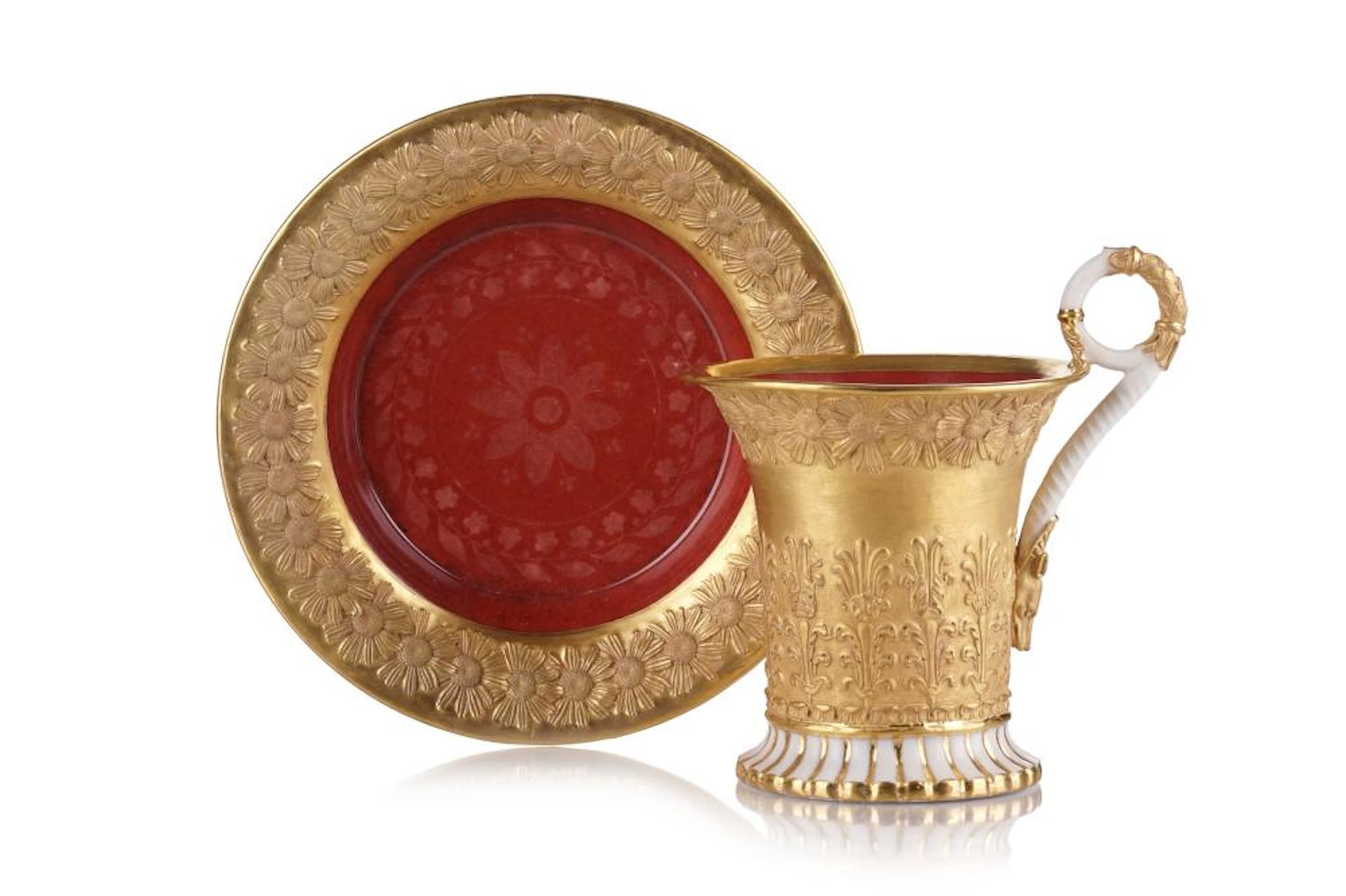 Große klassizistische Tasse und Untertasse mit figürlichem Henkel