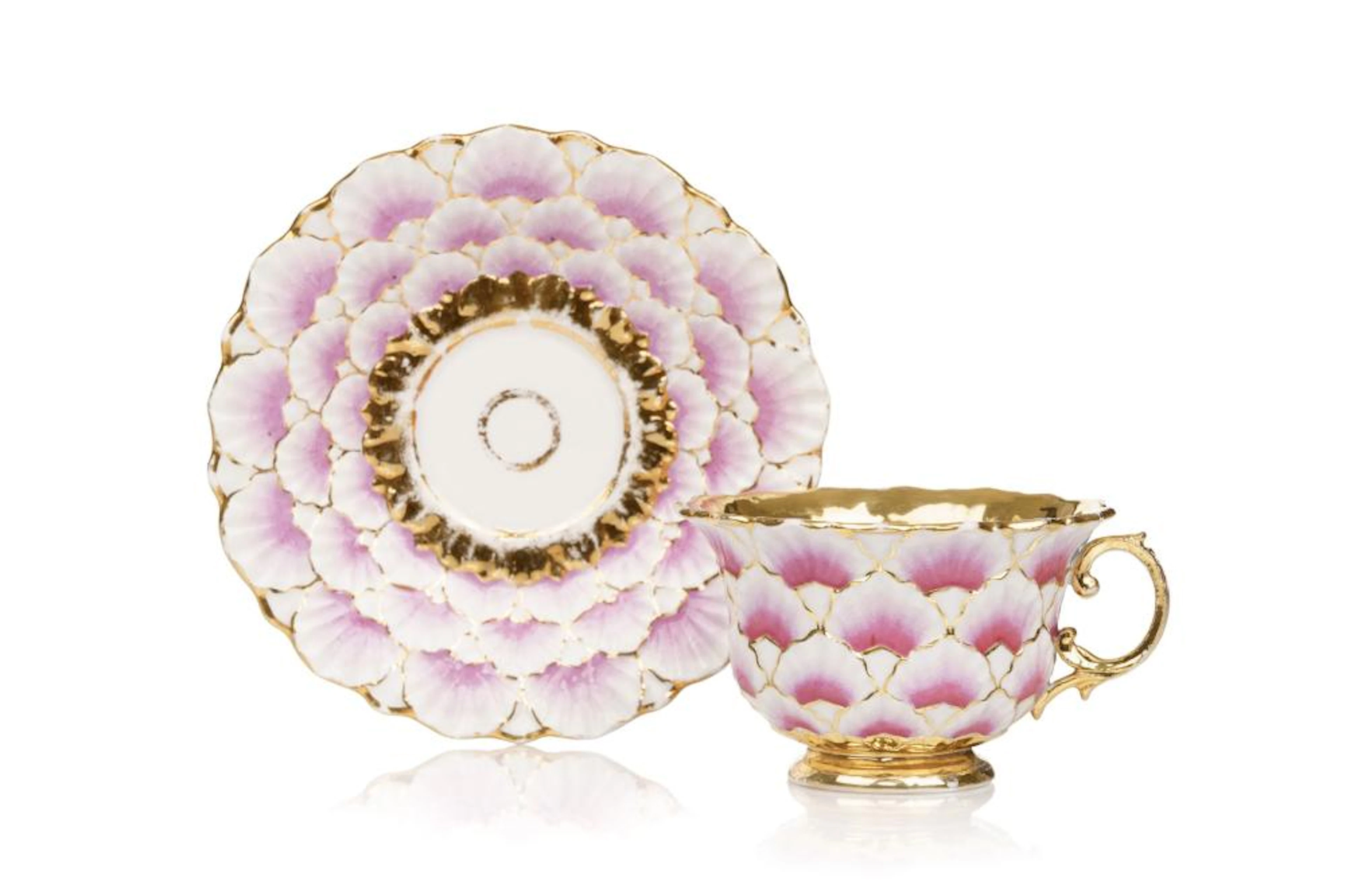 Seltene Tasse und Untertasse mit Muscheldekor